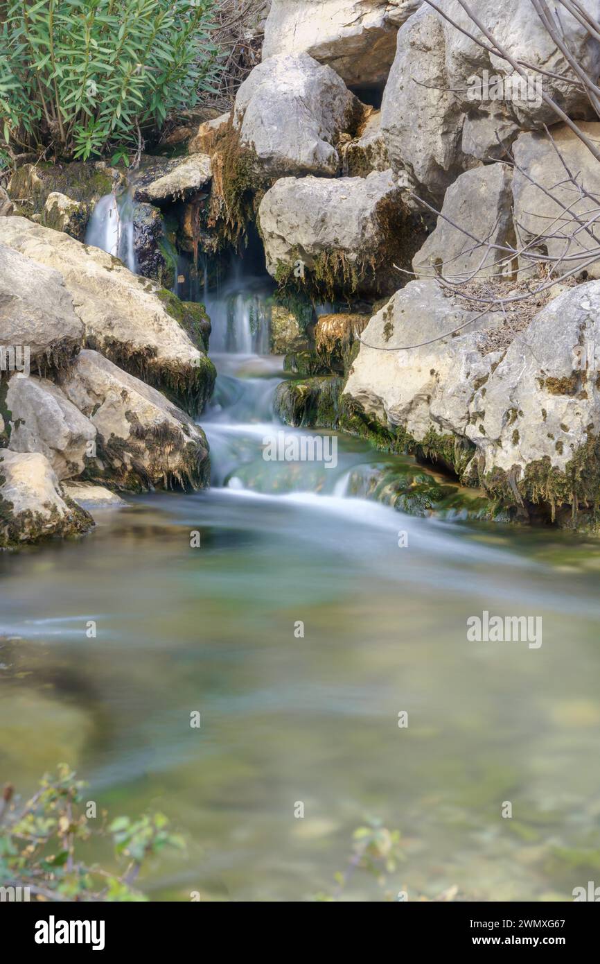 Cascata di un fiume di montagna con effetto acqua di seta Foto Stock