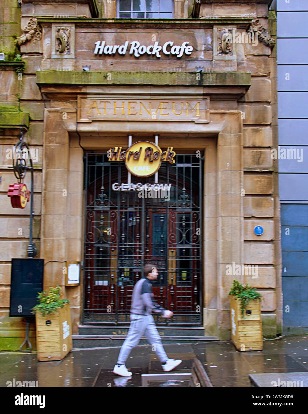 Glasgow, Scozia, Regno Unito. 28 febbraio 2024. . L'Hardrock Cafe e' chiuso in modo sorprendente nell'elegante miglio di buchanan Street, senza riscaldamento e con una dichiarazione di stile all'esterno. Credit Gerard Ferry/Alamy Live News Foto Stock