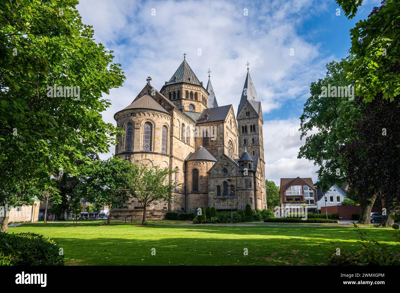 Storica chiesa romanica circondata da alberi sotto un cielo nuvoloso, Basilica di San Anna Church, Neuenkirchen, Renania settentrionale-Vestfalia Foto Stock