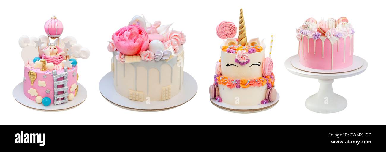 Varie teneri torte rosa isolate su sfondo bianco. Torte con coniglietto, fiori commestibili, unicorno, marshmallow, meringhe, primo piano, png Foto Stock