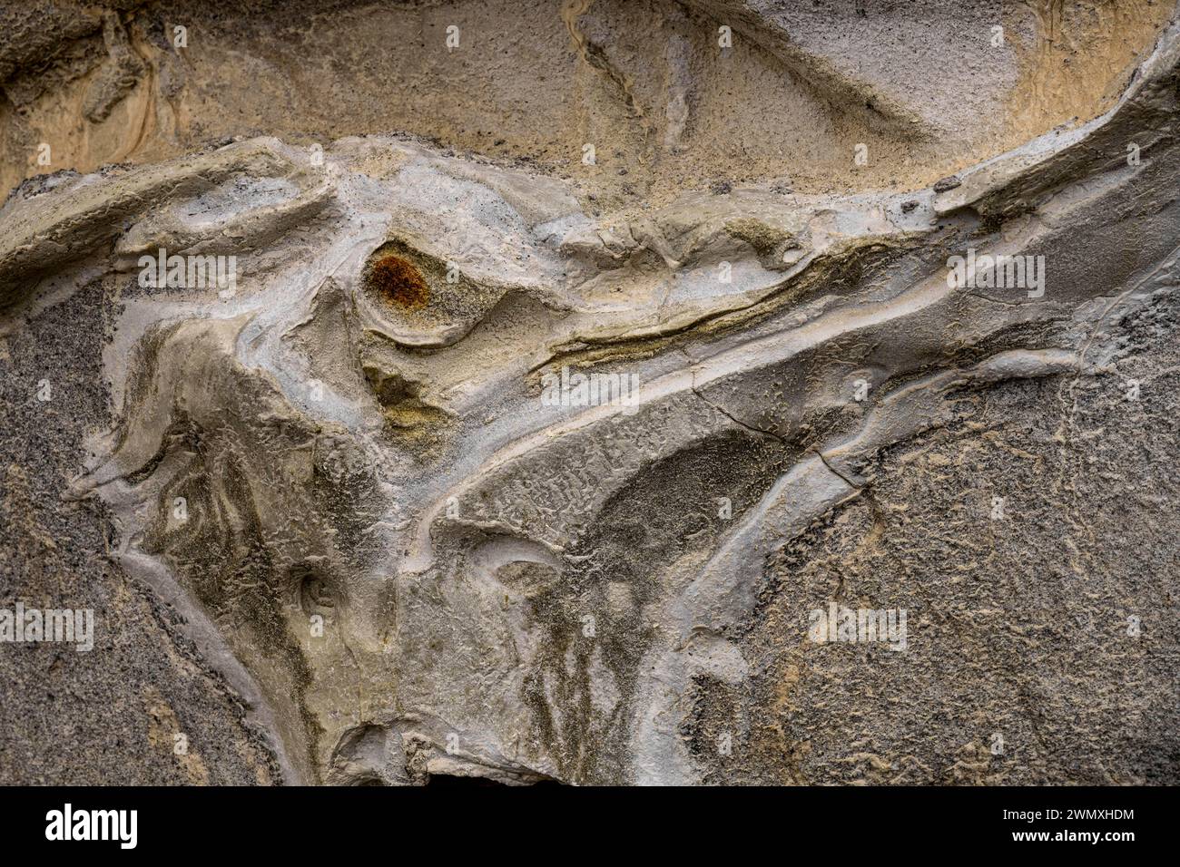 Arenaria formata dal vento sulla costa vicino a Fylakopi, Milos, Cicladi, Grecia Foto Stock