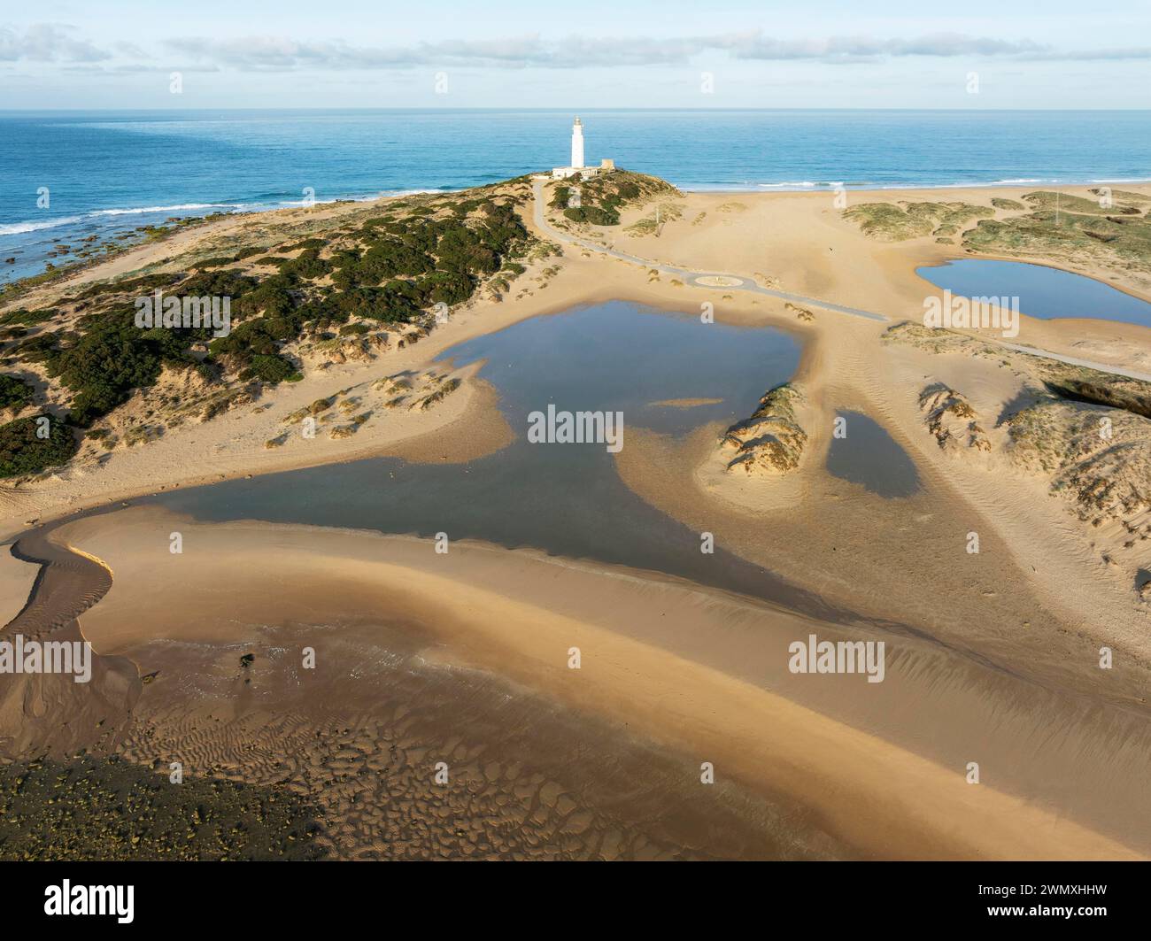 Capo Trafalgar nell'Oceano Atlantico con la bassa marea. Vista aerea. Colpo di drone. Costa de la Luz, provincia di Cadice, Andalusia, Spagna Foto Stock