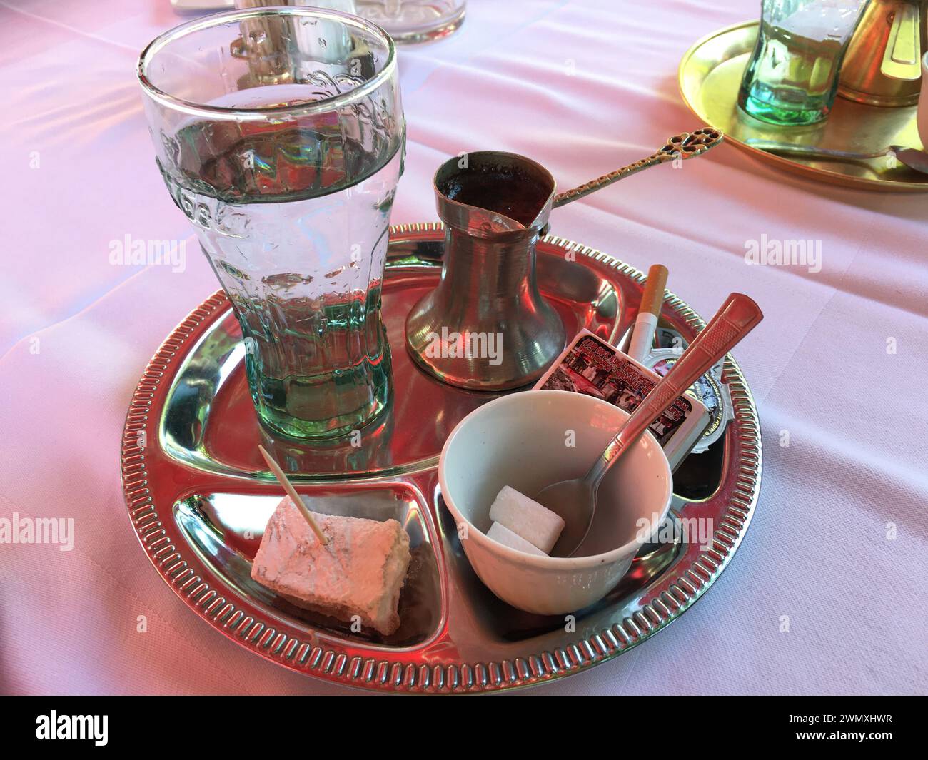 Esperienza autentica: Rituale del caffè bosniaco con caffè turco Foto Stock