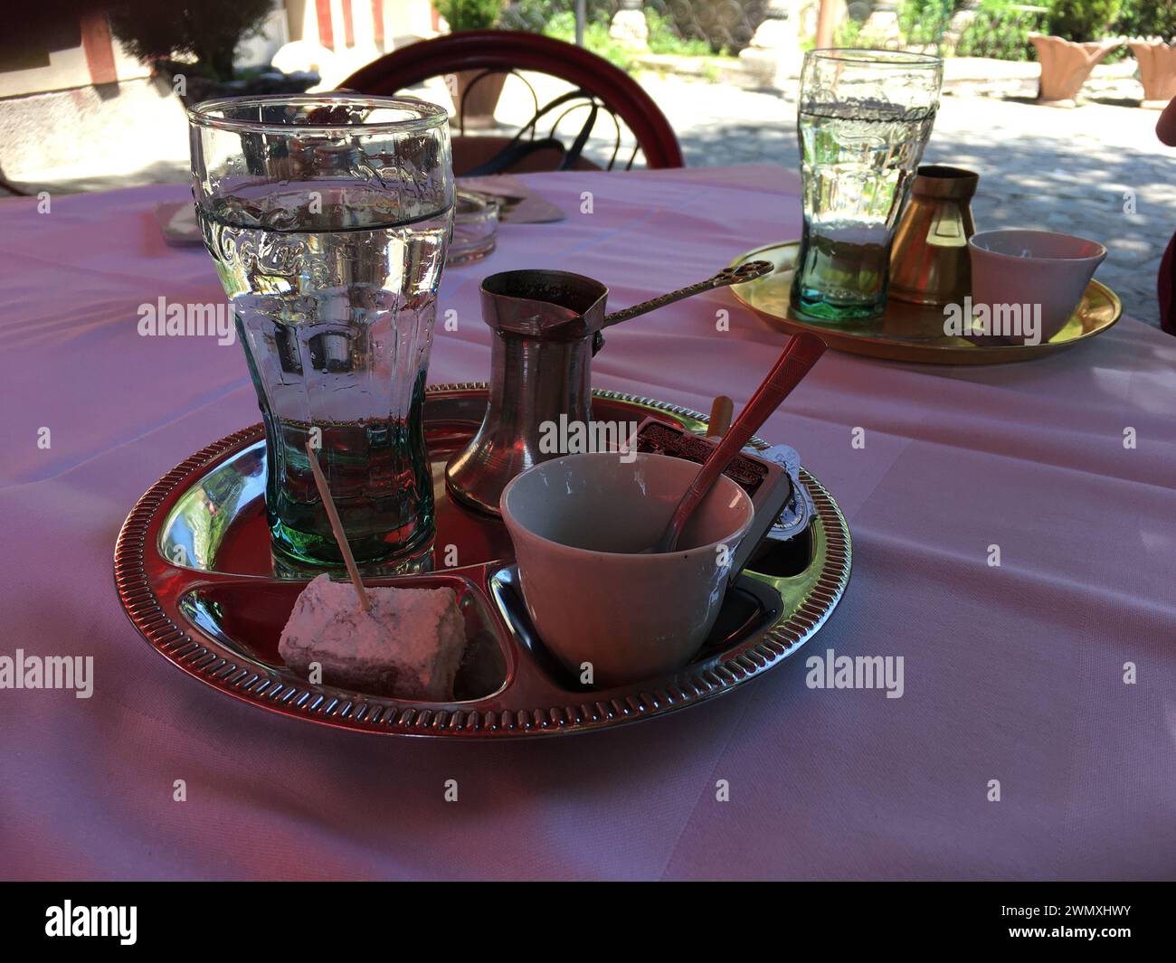 Esperienza autentica: Rituale del caffè bosniaco con caffè turco Foto Stock