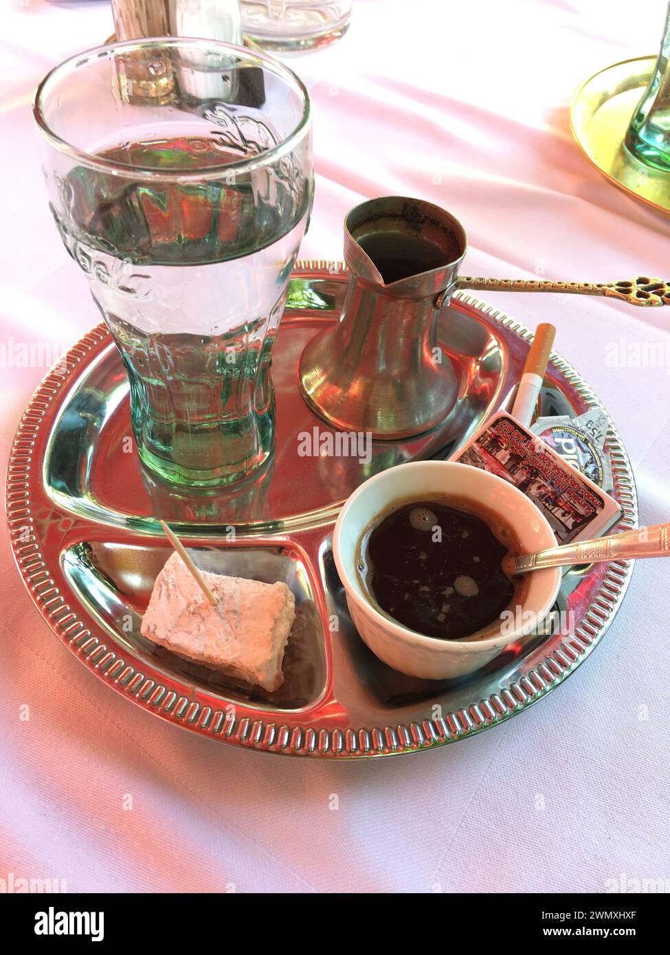 Esperienza autentica: Rituale del caffè bosniaco con caffè turco Foto Stock