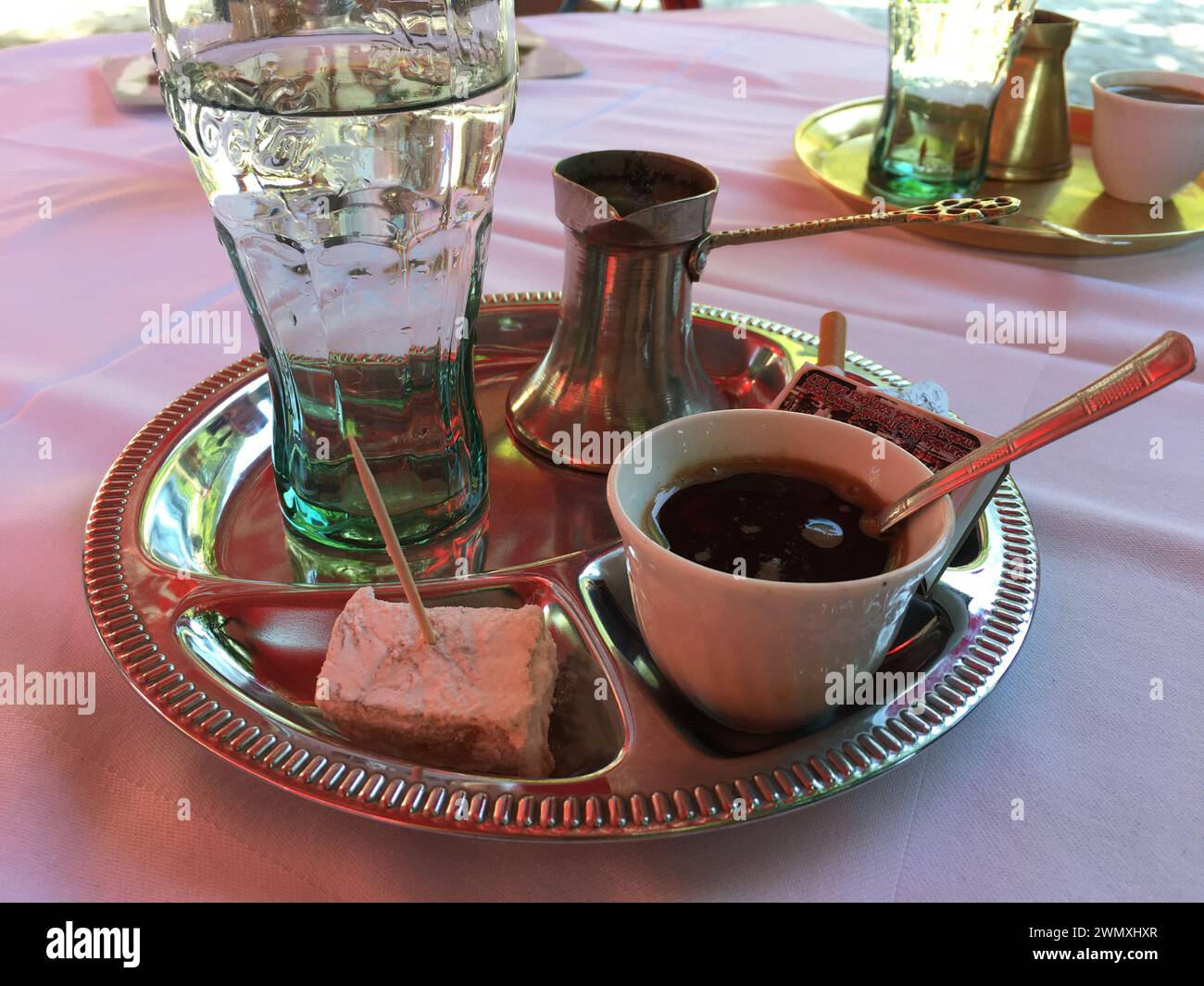 Esperienza autentica: Rituale del caffè bosniaco con caffè turco Foto Stock