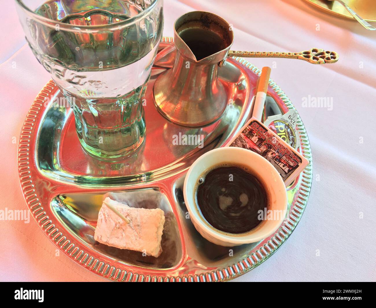 Esperienza autentica: Rituale del caffè bosniaco con caffè turco Foto Stock