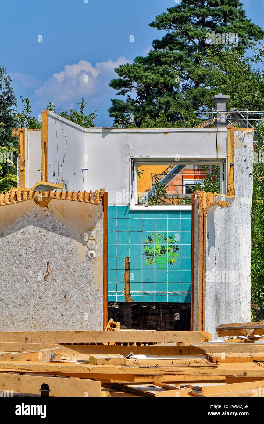 Vista dei resti di una casa demolita, dove si può vedere il bagno a vista. Foto Stock