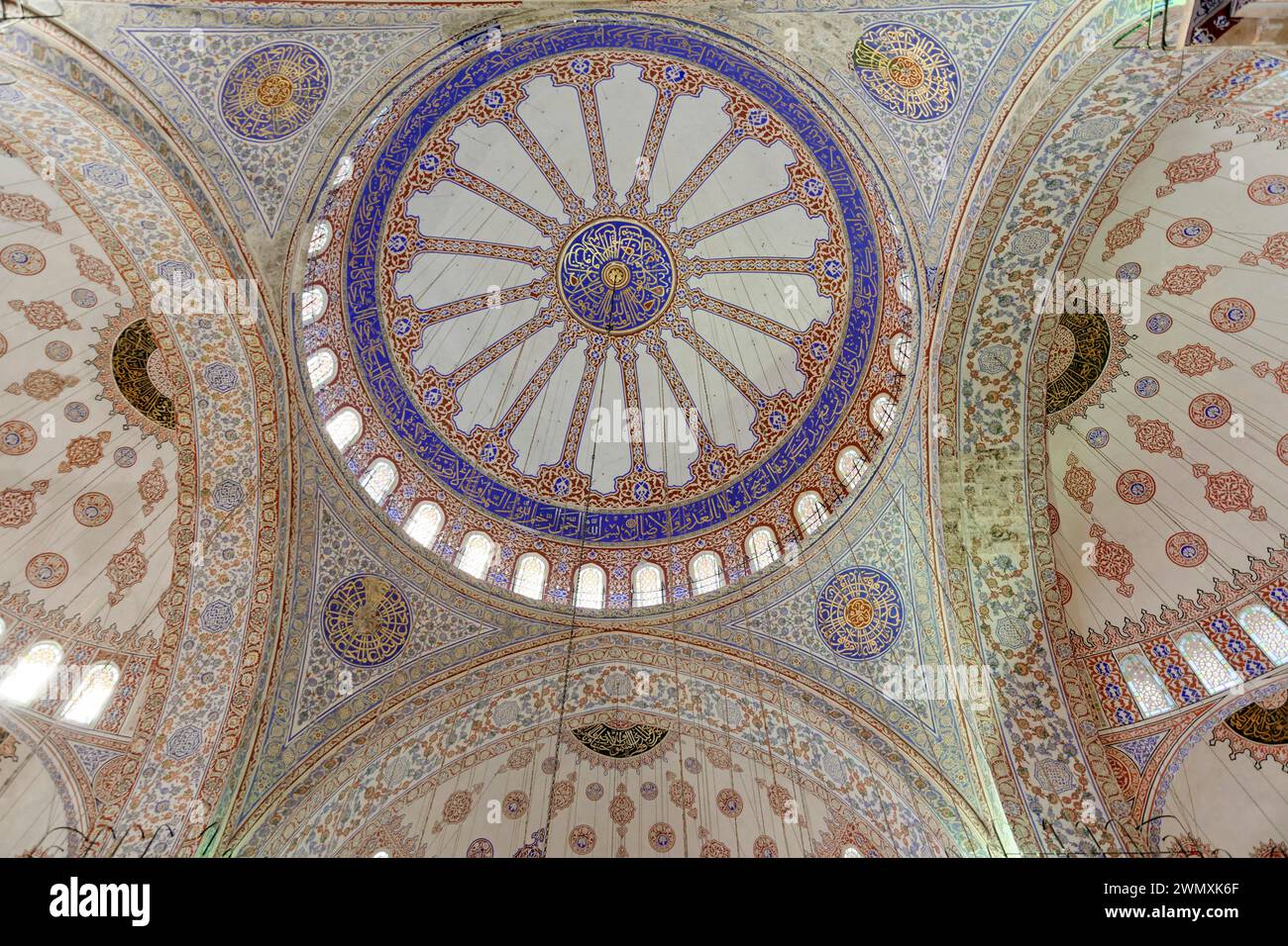 Interno della cupola, Moschea di Fatih, Fatih Camii, Moschea del Conquistatore, quartiere di Fatih, Istanbul, parte europea, Turchia Foto Stock
