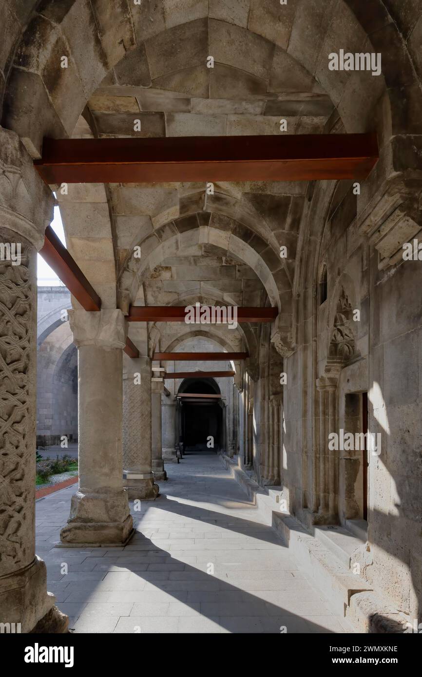 Minareto gemello Madrasa Cifte Minareli, colonnato intorno al patio, Erzurum, Turchia Foto Stock