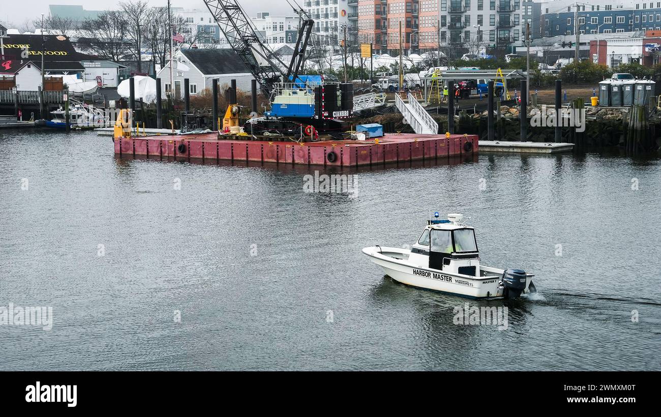 NORWALK, Connecticut, USA - 27 FEBBRAIO 2024: Fiume Norwalk con barca principale del porto in inverno dall'alto Foto Stock