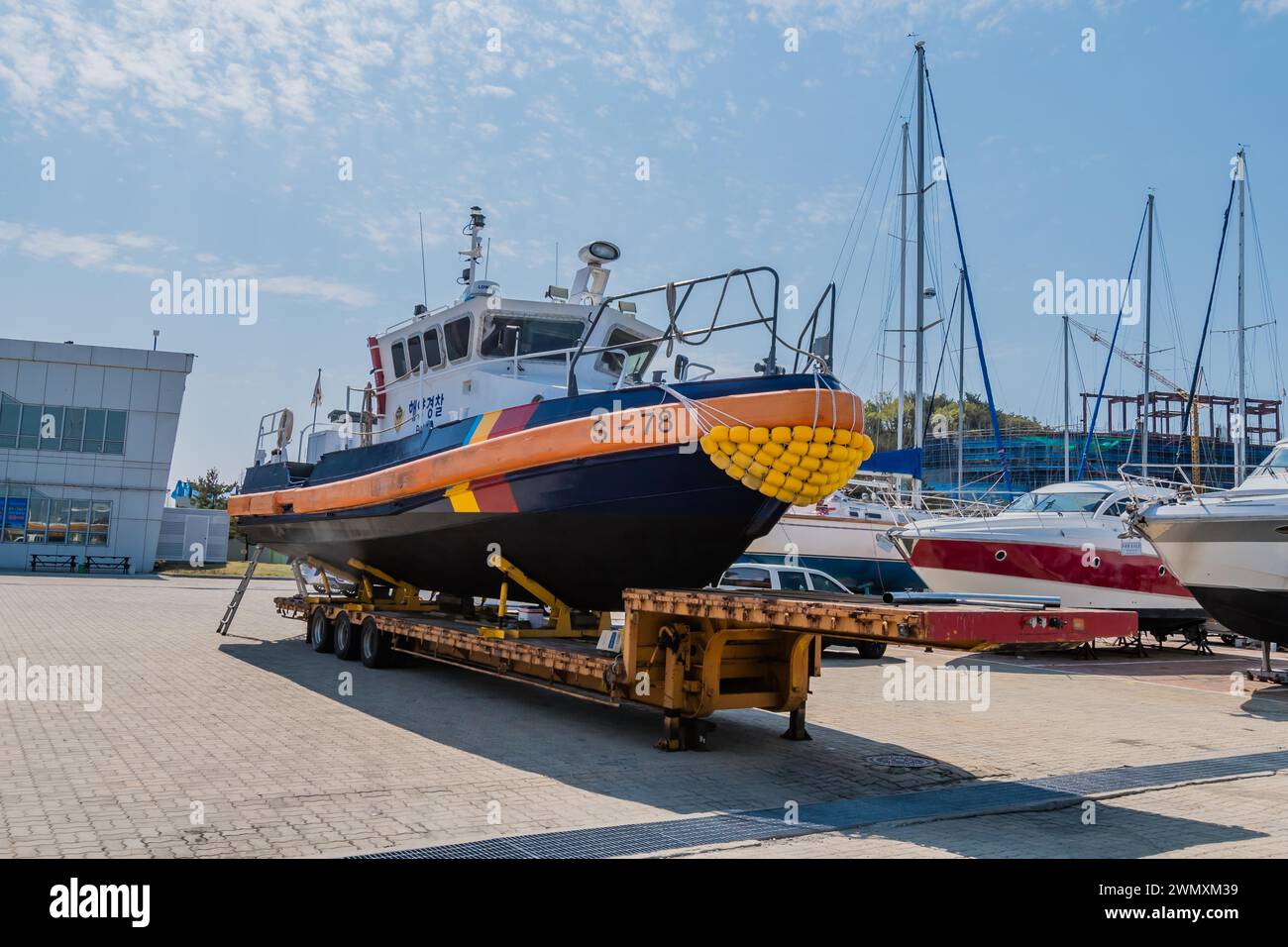 Vista laterale della barca della polizia su rimorchio presso il porticciolo del porto di Jeongok a Pyeongtaek, Corea del Sud Foto Stock