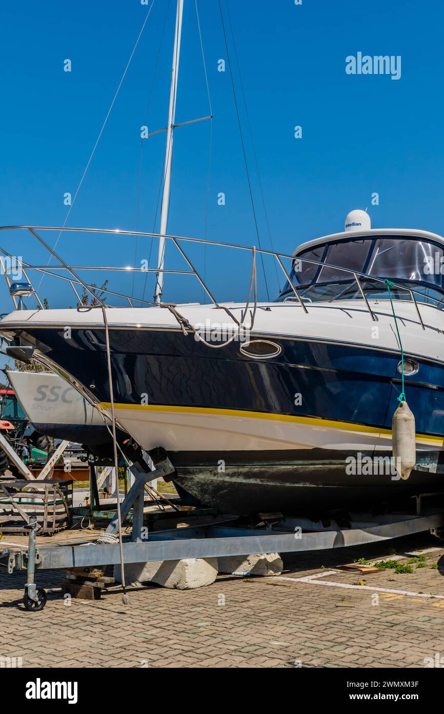 Primo piano di uno yacht di lusso su un rimorchio di trasporto in metallo parcheggiato presso Jeongok Marina a Pyeongtaek, Corea del Sud Foto Stock