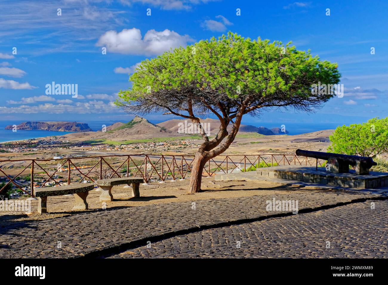 Vista dal punto panoramico, Miradouro do Pico Castelo, pino, cannone, panche in pietra, ringhiere, porto Santo, isola di Madeira Foto Stock