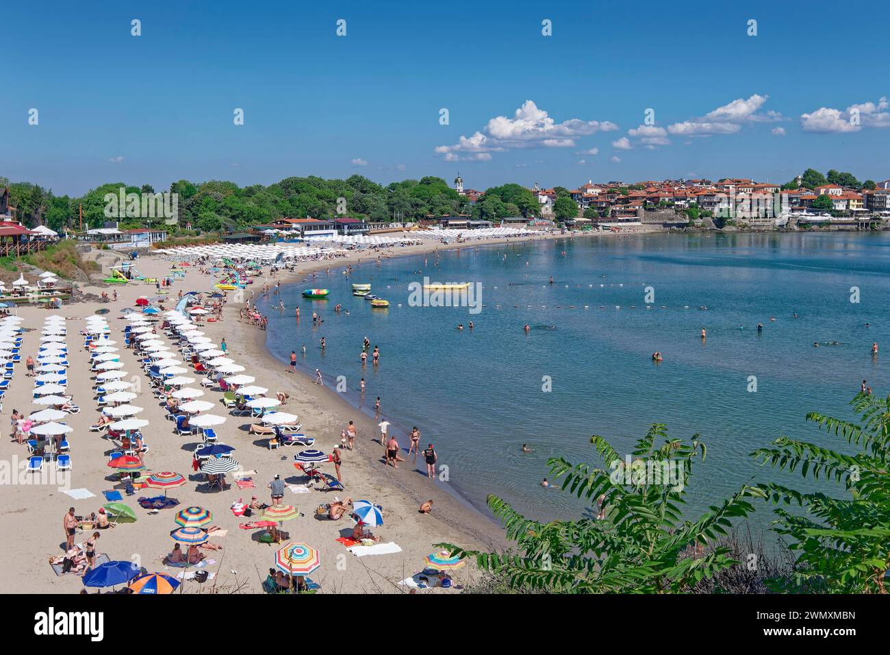 Spiaggia con capanne sulla spiaggia, ristoranti e caffetterie sulla Baia di Burgas sul Mar Nero. Sozopol, Burgas, Bulgaria, Europa sudorientale Foto Stock