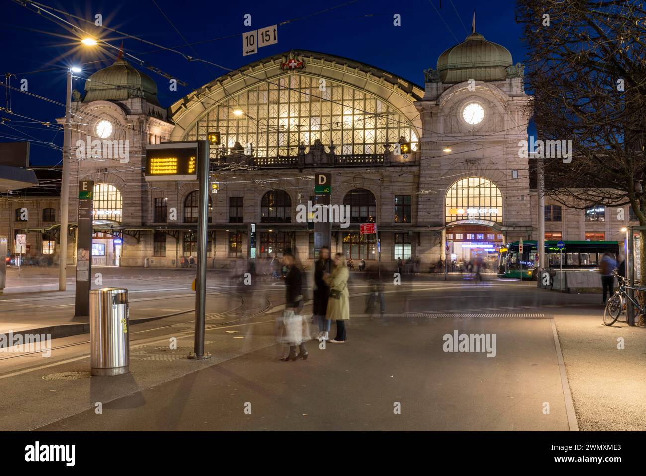 Atmosfera serale presso la stazione ferroviaria FFS di Basilea, Cantone di Basilea città, Svizzera Foto Stock