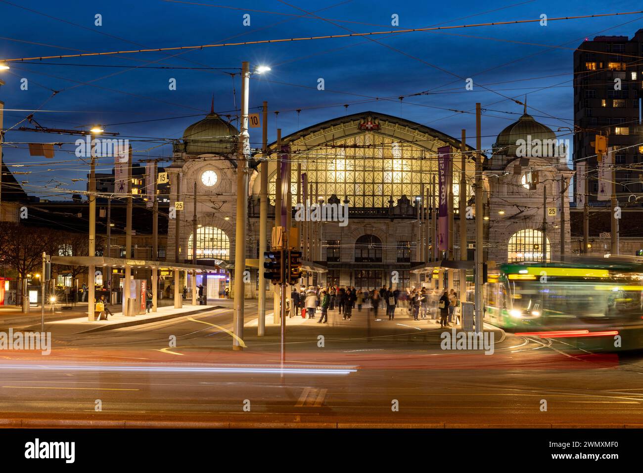 Atmosfera serale, edificio della stazione ferroviaria, stazione FFS, Centralbahnplatz, Basilea, Cantone di Basilea città, Svizzera Foto Stock