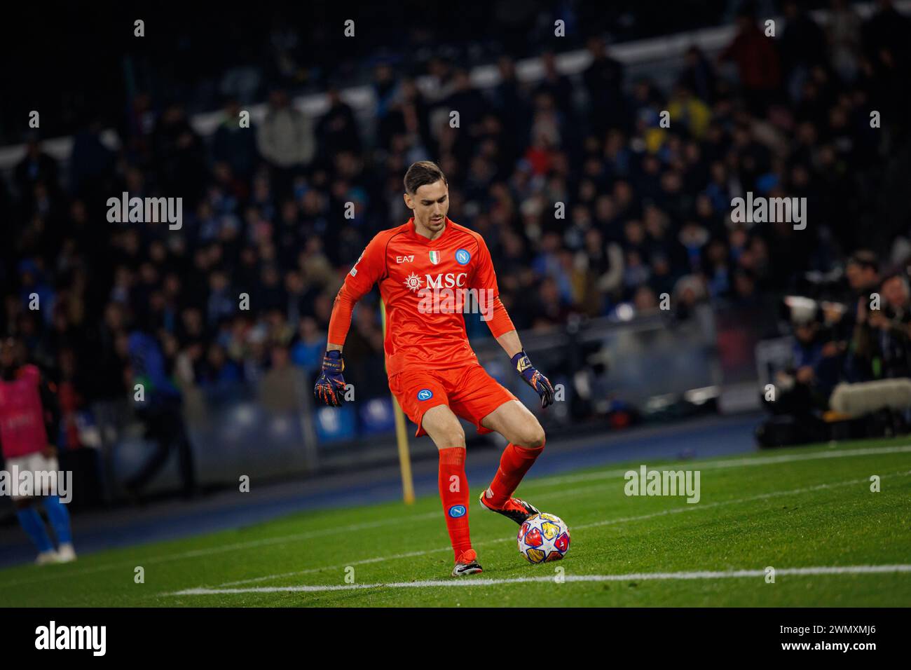 Alex Meret durante la partita di UEFA Champions League 23/24 tra il Napoli e il Barcellona allo Stadio Diego Armando Maradona, Napoli. (Maciej Rogow Foto Stock