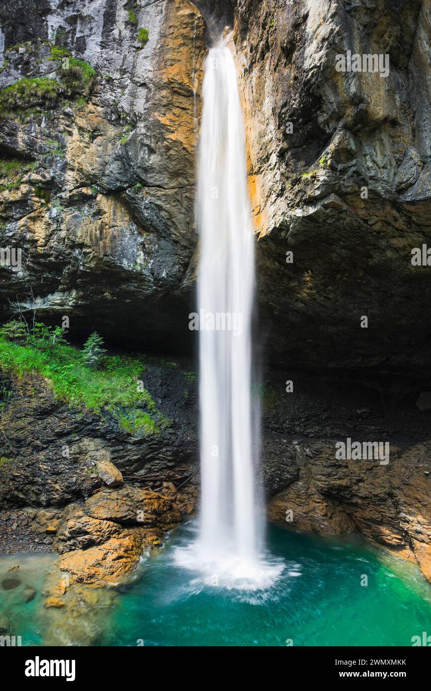 Cascata sul Passo di Klausen, Glarona, Svizzera Foto Stock