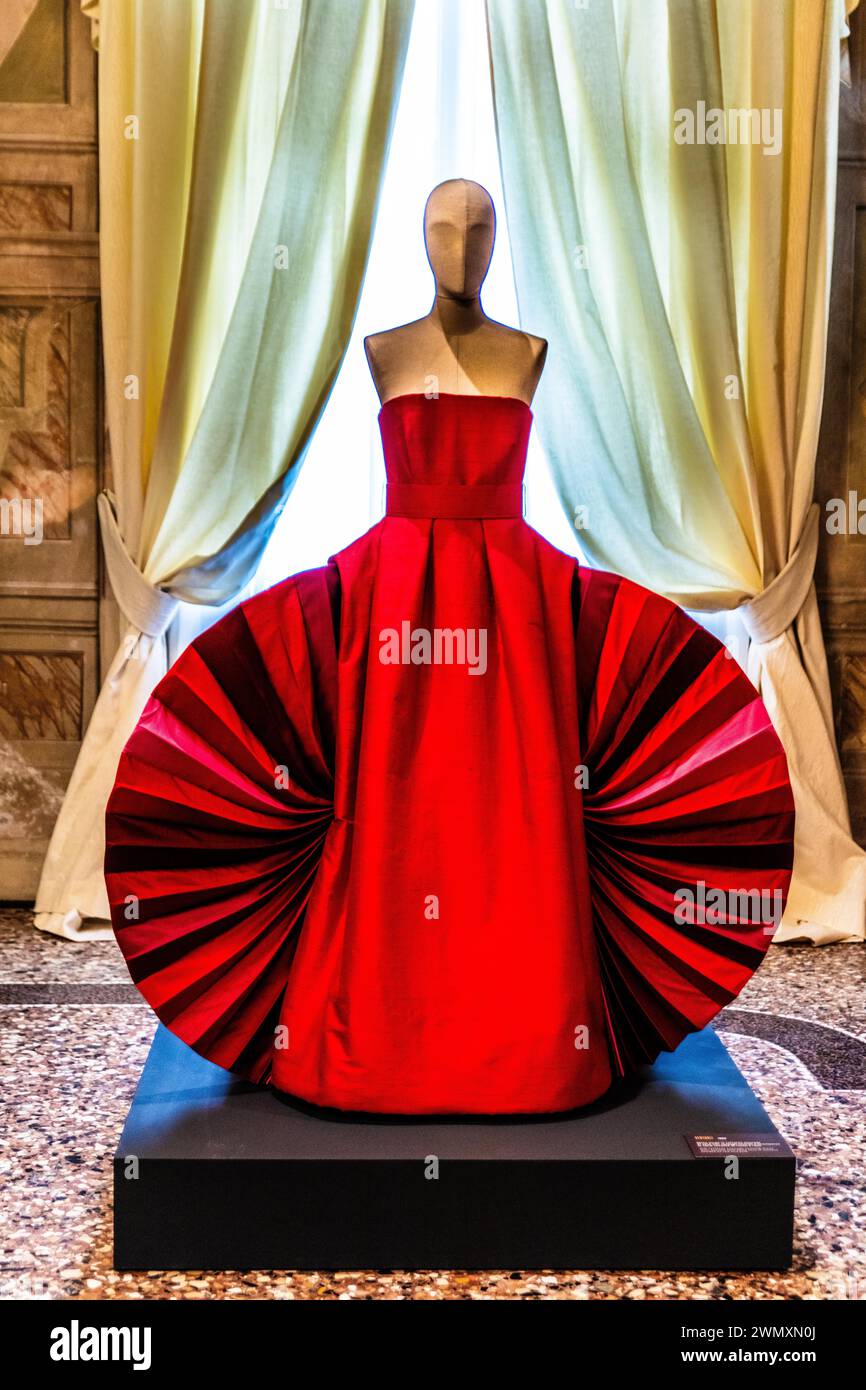 Abito da sera in taffeta di seta con fan attaccati in varie tonalità di rosso e rosa, mostra di magnifiche creazioni di abiti da sera di moda Foto Stock
