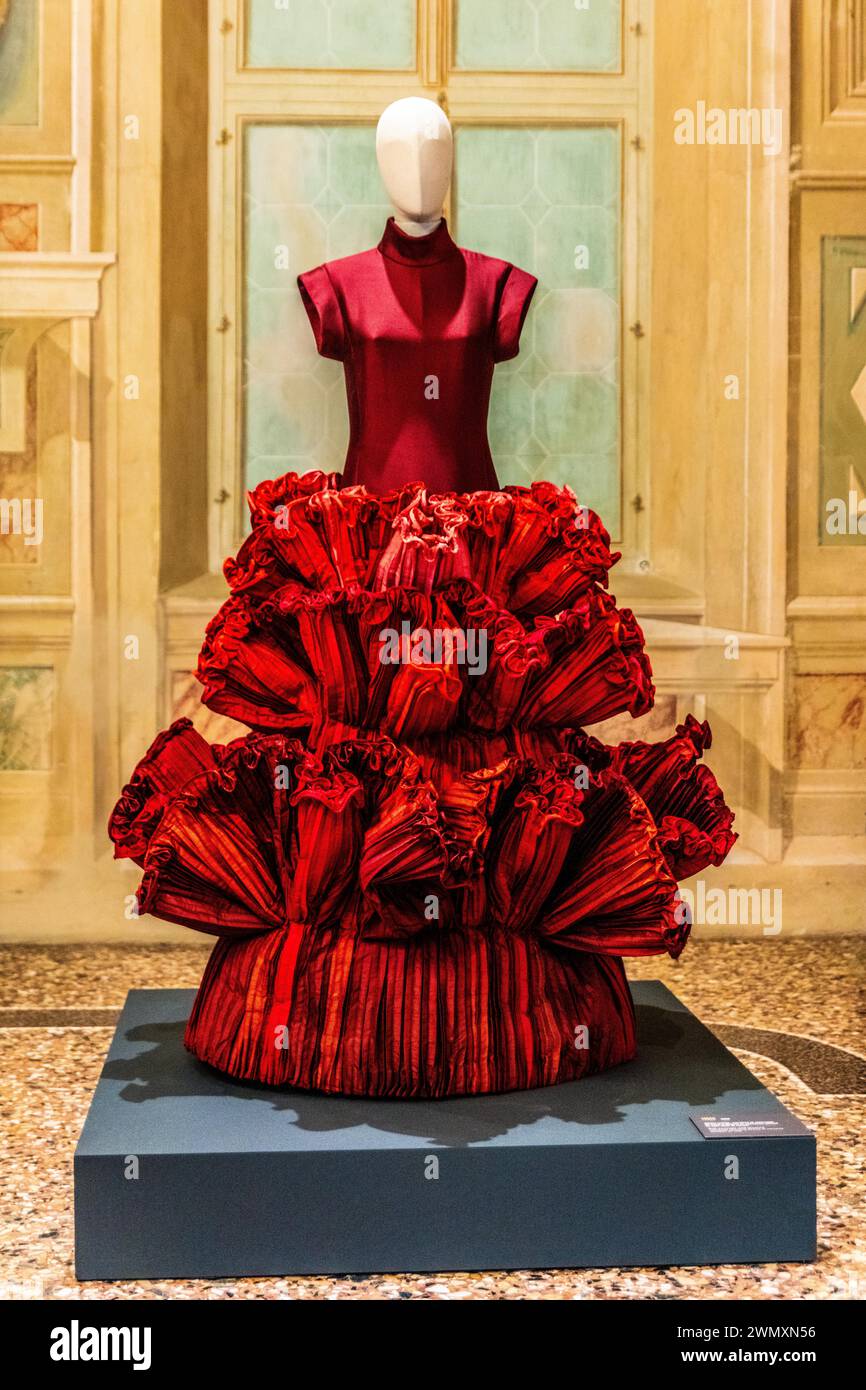 Abito da sera realizzato in seta e taffeta a pieghe in varie tonalità di rosso, 1885, mostra di magnifiche creazioni di abiti da sera del Foto Stock