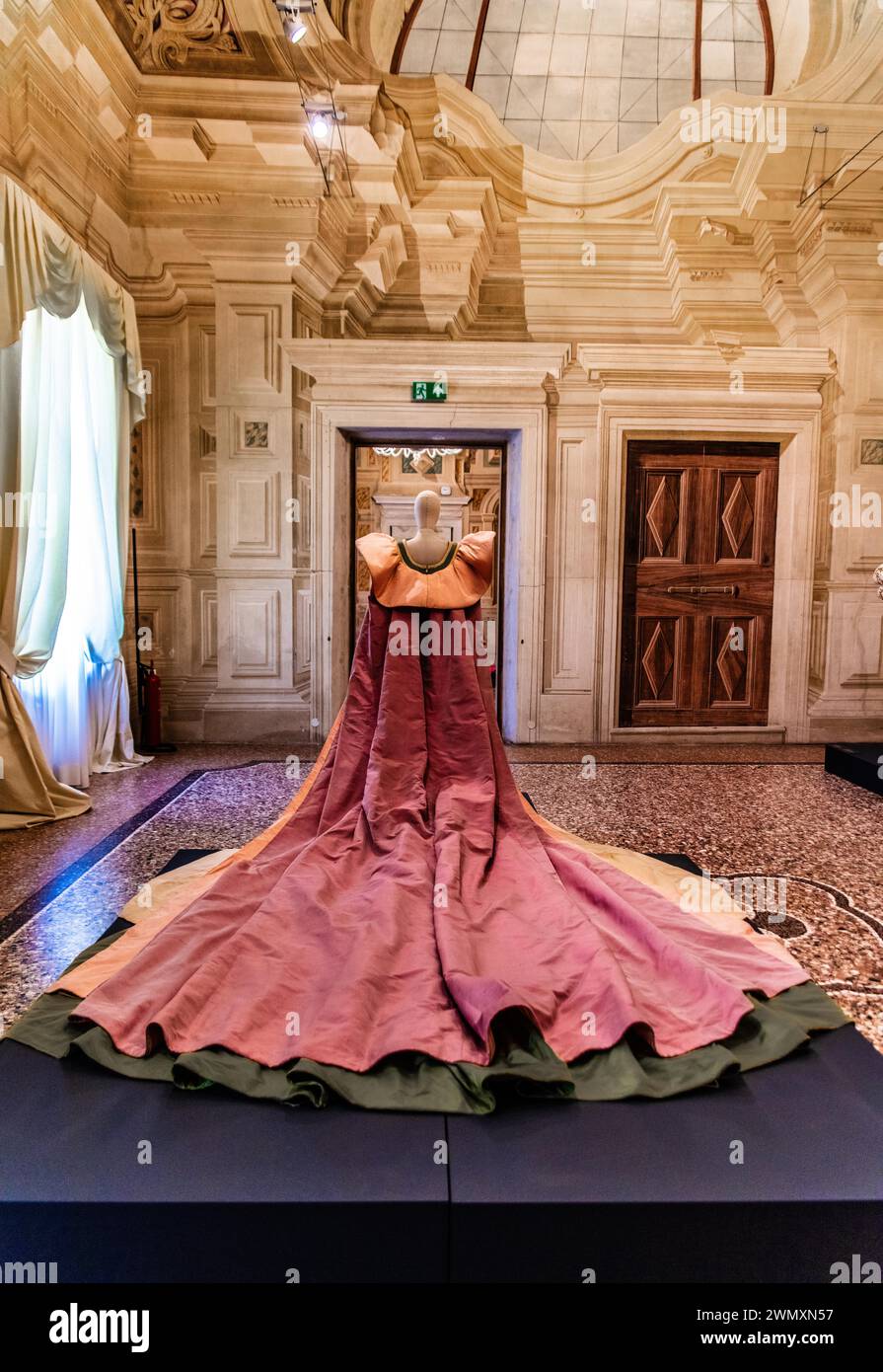 Abito da sposa in taffeta di seta in vari colori, 1992, mostra di magnifiche creazioni di abiti da sera dello stilista Roberto Foto Stock