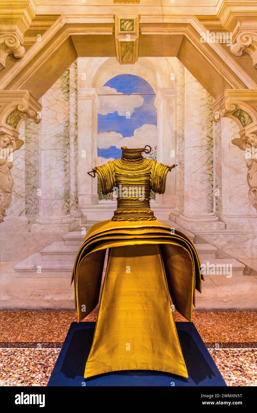 Scultura in suavage di seta e corde dorate, 1995, mostra di magnifiche creazioni di abiti da sera dello stilista Roberto Capucci, 17° Foto Stock