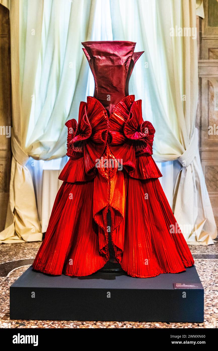 Scultura Taffetas con applique a pieghe in varie tonalità di rosso, 1995, mostra di magnifiche creazioni di abiti da sera firmate dallo stilista Foto Stock