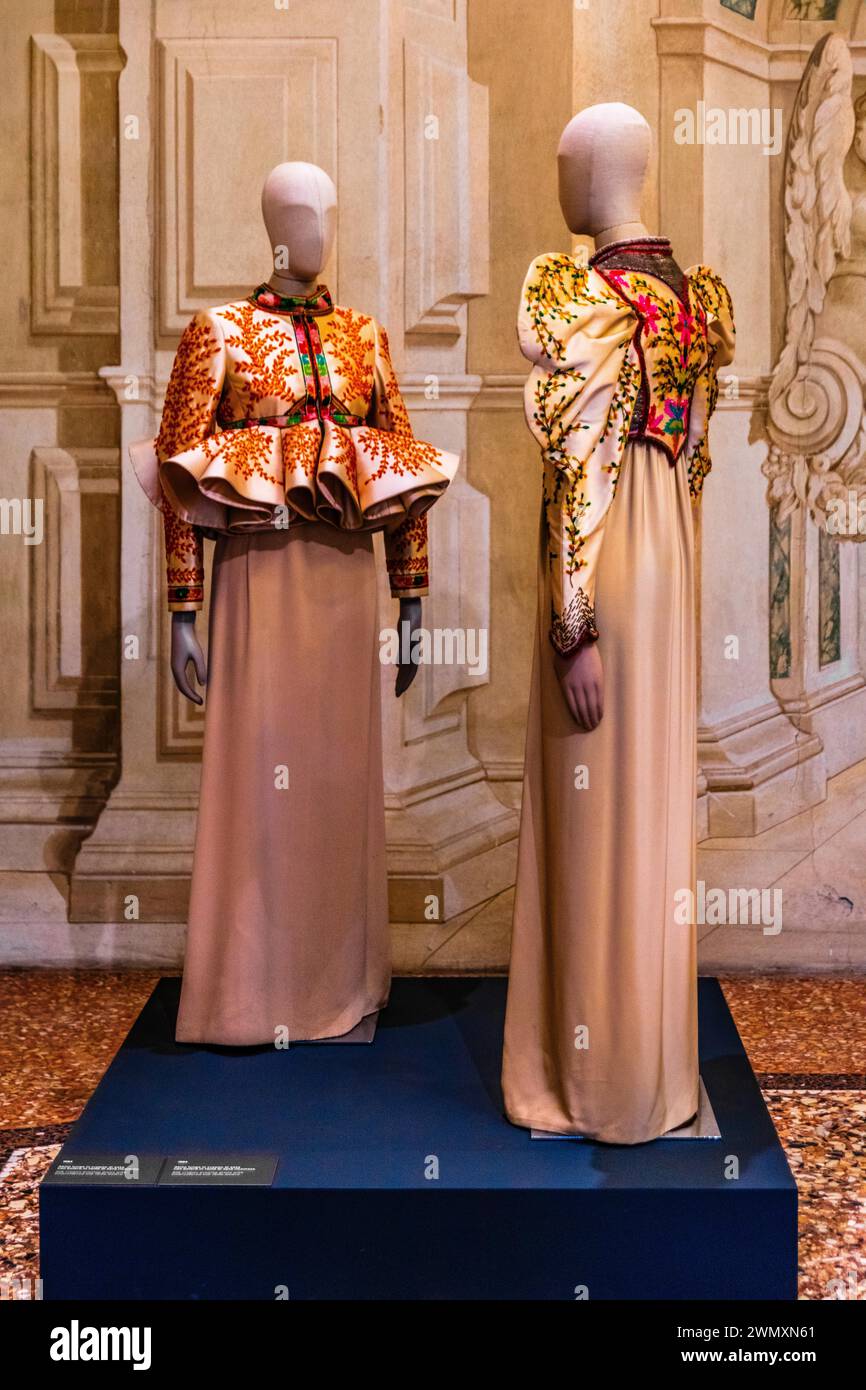 Abito da sera in crepe di seta con bolero ricamato in faille di seta, 1984, mostra di magnifiche creazioni di abiti da sera firmati dallo stilista Foto Stock