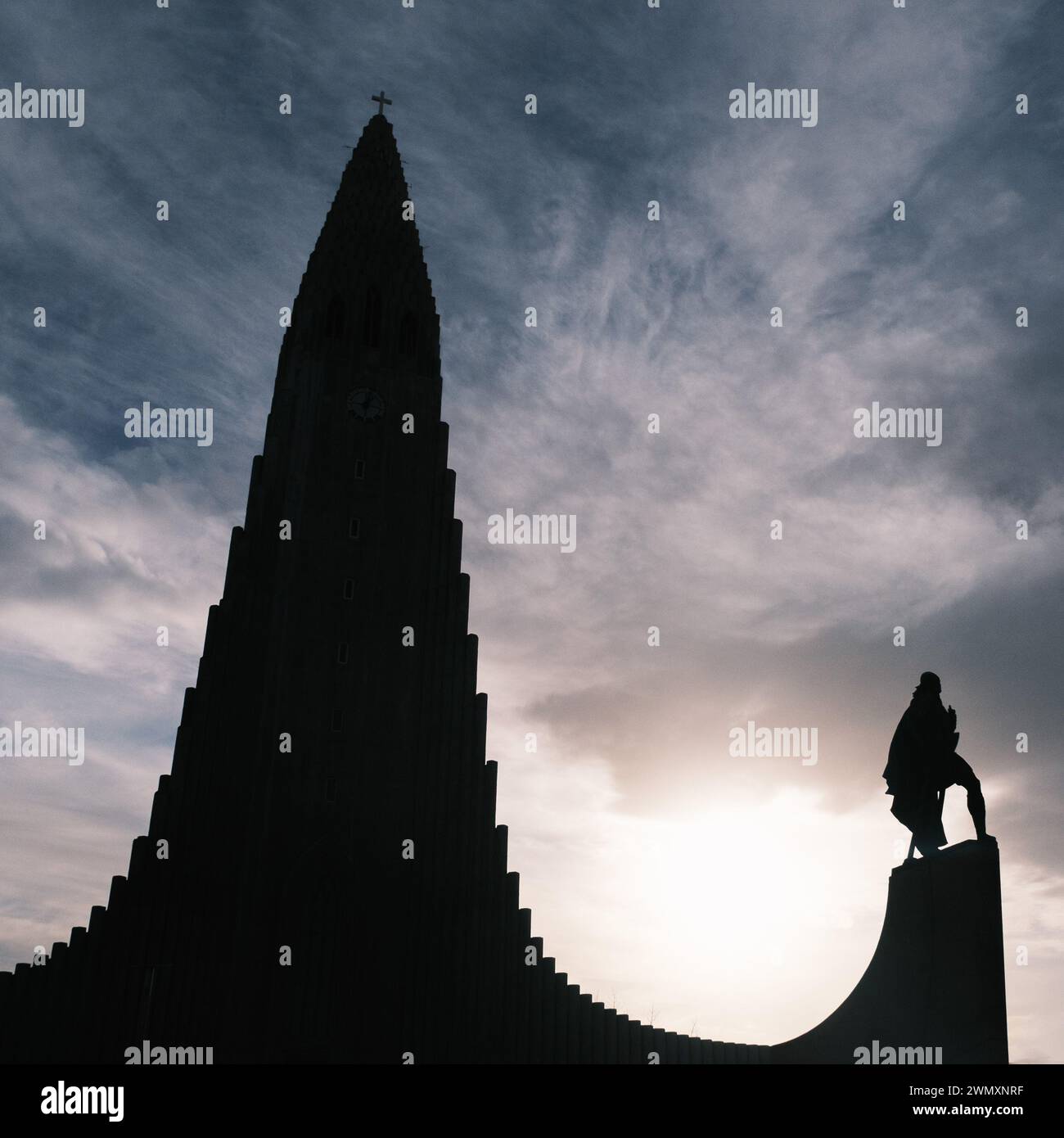 La cattedrale di Hallgrimskirkja con una scultura di un vecchio e il mare a Reykjavik, Islanda Foto Stock