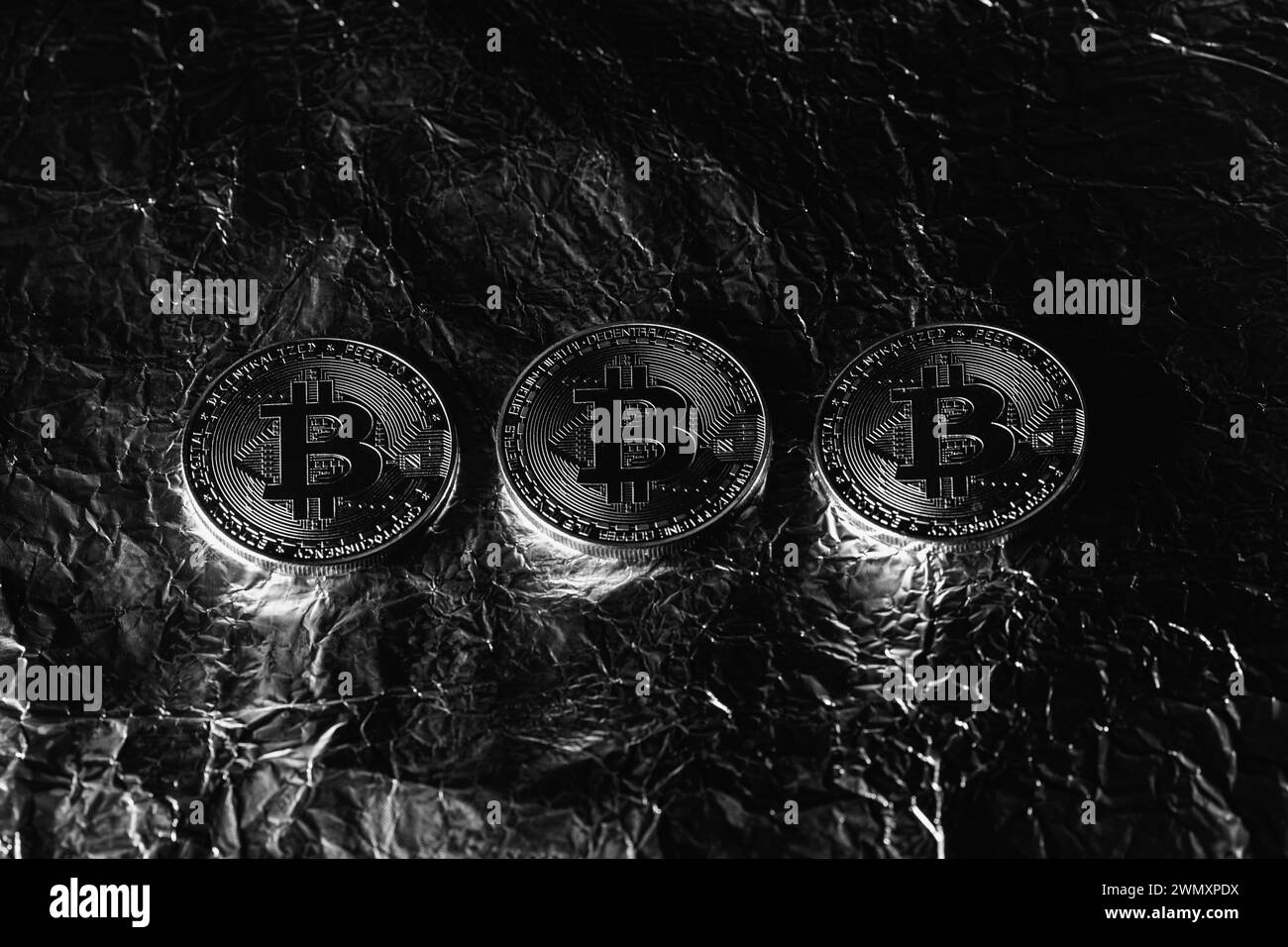 Monete Bitcoin su sfondo argento. Valuta standard. Foto Stock
