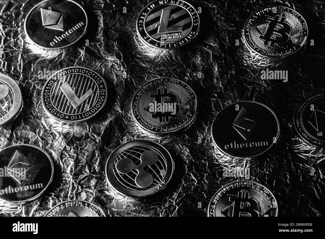 Molte criptovalute su base aurea. Blockchain e criptovaluta. Estrazione della criptovaluta Foto Stock