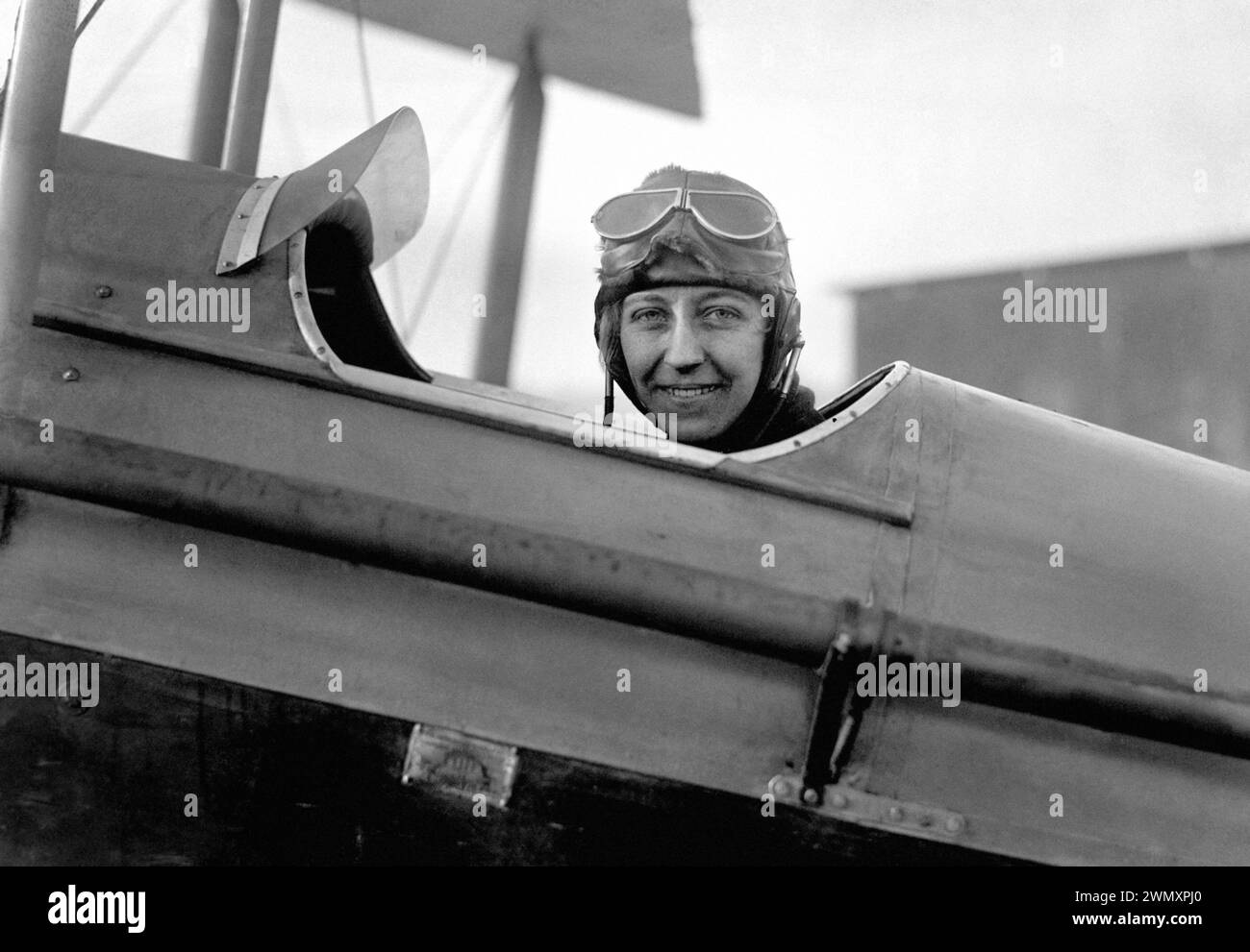 Foto del file datata 10/1/1930 di Amy Johnson. L'unico frammento di relitto conosciuto dell'ultimo aereo volato dalla pioniera aviatrice britannica Amy Johnson nel 1941 è stato assicurato ai posteri da un museo di guerra britannico. Il segmento di 83 anni della porta di uscita del paracadute con l'aviatore sarebbe stato usato per saltare fu acquistato con successo dalla Battaglia di Kent a Hawkinge per £ 3.673,60 ad un'asta tenuta dalla Hansons Auctioneers con sede nel Derbyshire. Data di pubblicazione: Mercoledì 28 febbraio 2024. Foto Stock