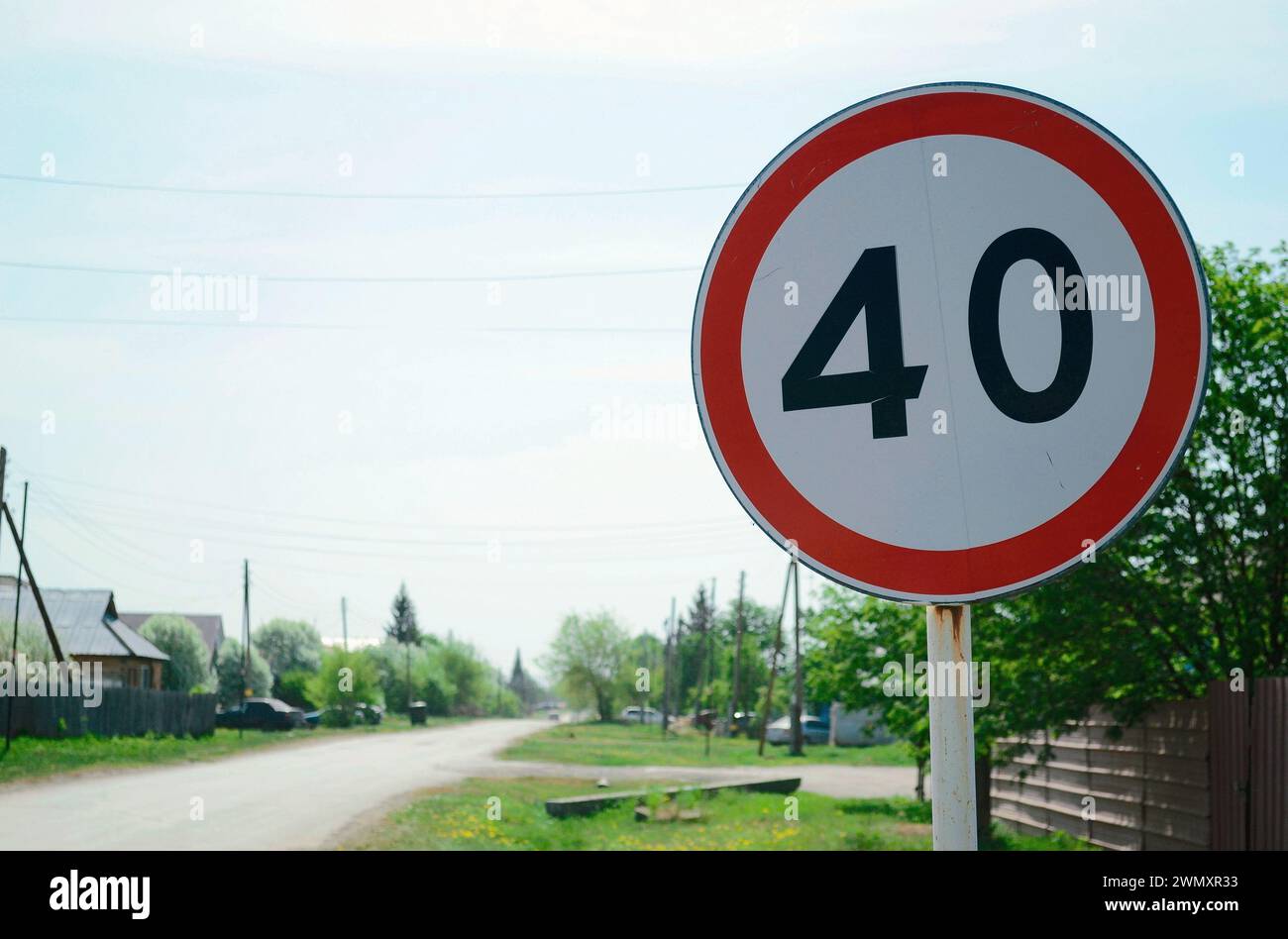 Segnaletica rotonda del limite di velocità di 40 chilometri all'ora Foto Stock