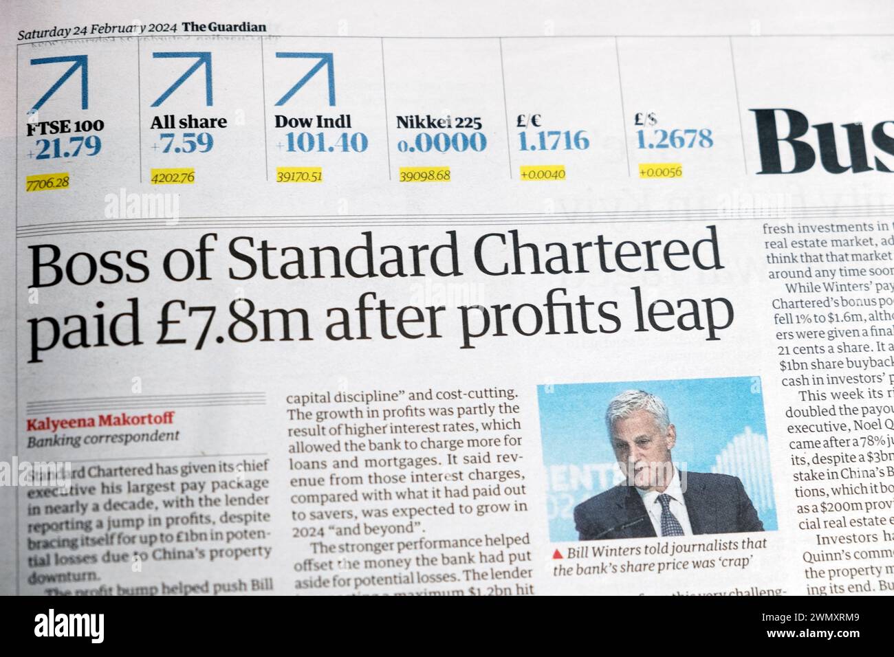 "Boss of Standard Chartered ha pagato 7,8 m di sterline dopo il salto dei profitti" Guardian headline business CEO Rise in Pay articolo 24 febbraio 2024 Londra Regno Unito Foto Stock