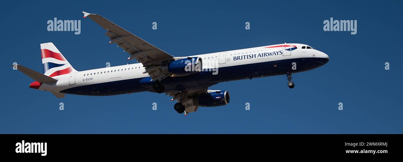 Tenerife, Spagna, 21 febbraio 2024. Airbus A321-231 British Airways vola nel cielo blu. Atterraggio all'aeroporto di Tenerife Foto Stock