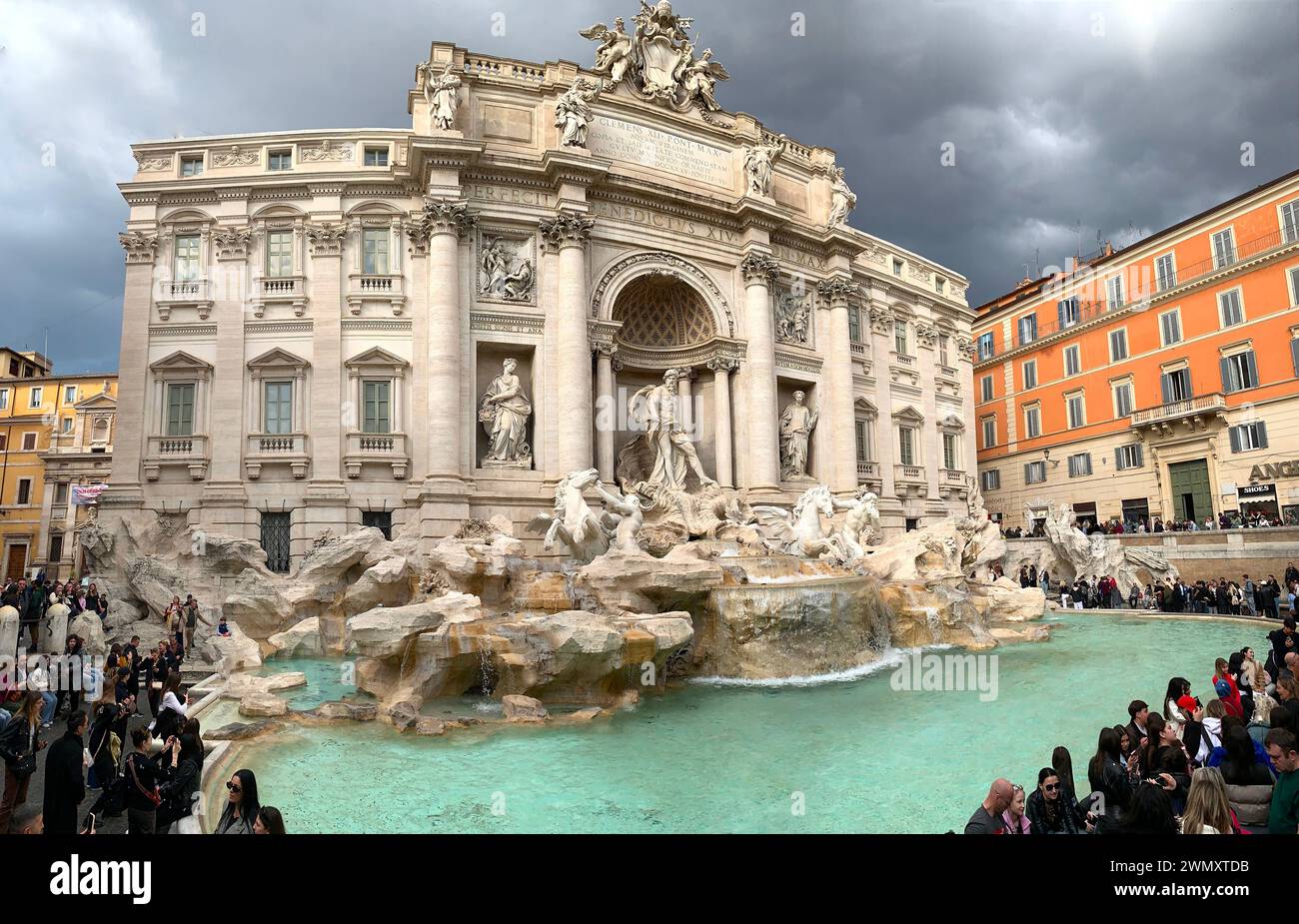 Ampia vista della Fontana di Trevi a Roma, con molti turisti che affollano per vedere questa famosa fontana Foto Stock