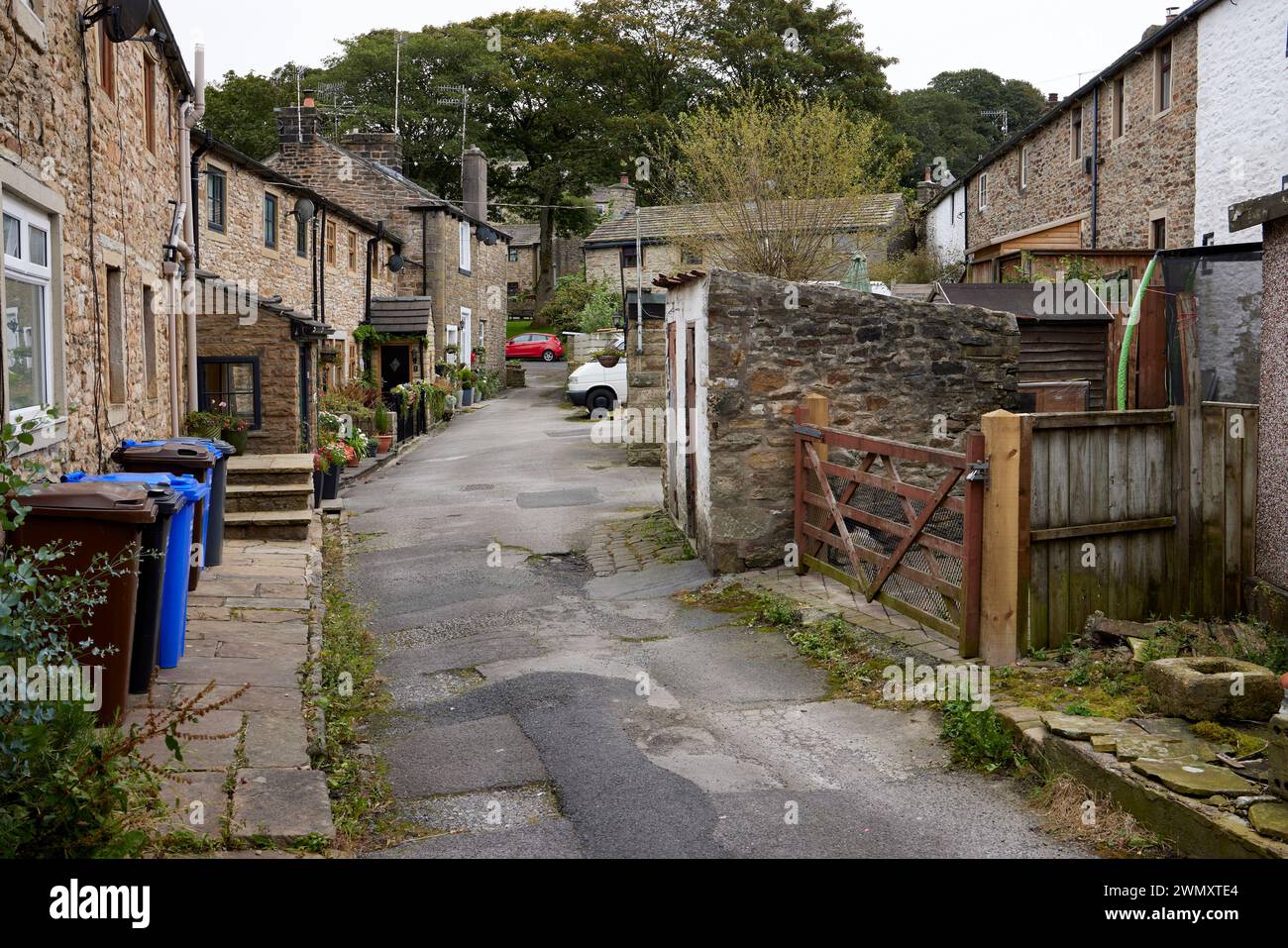 A settembre un vicolo stretto che mostra la parte anteriore di una fila di cottage a Foulridge, Lancashire Foto Stock