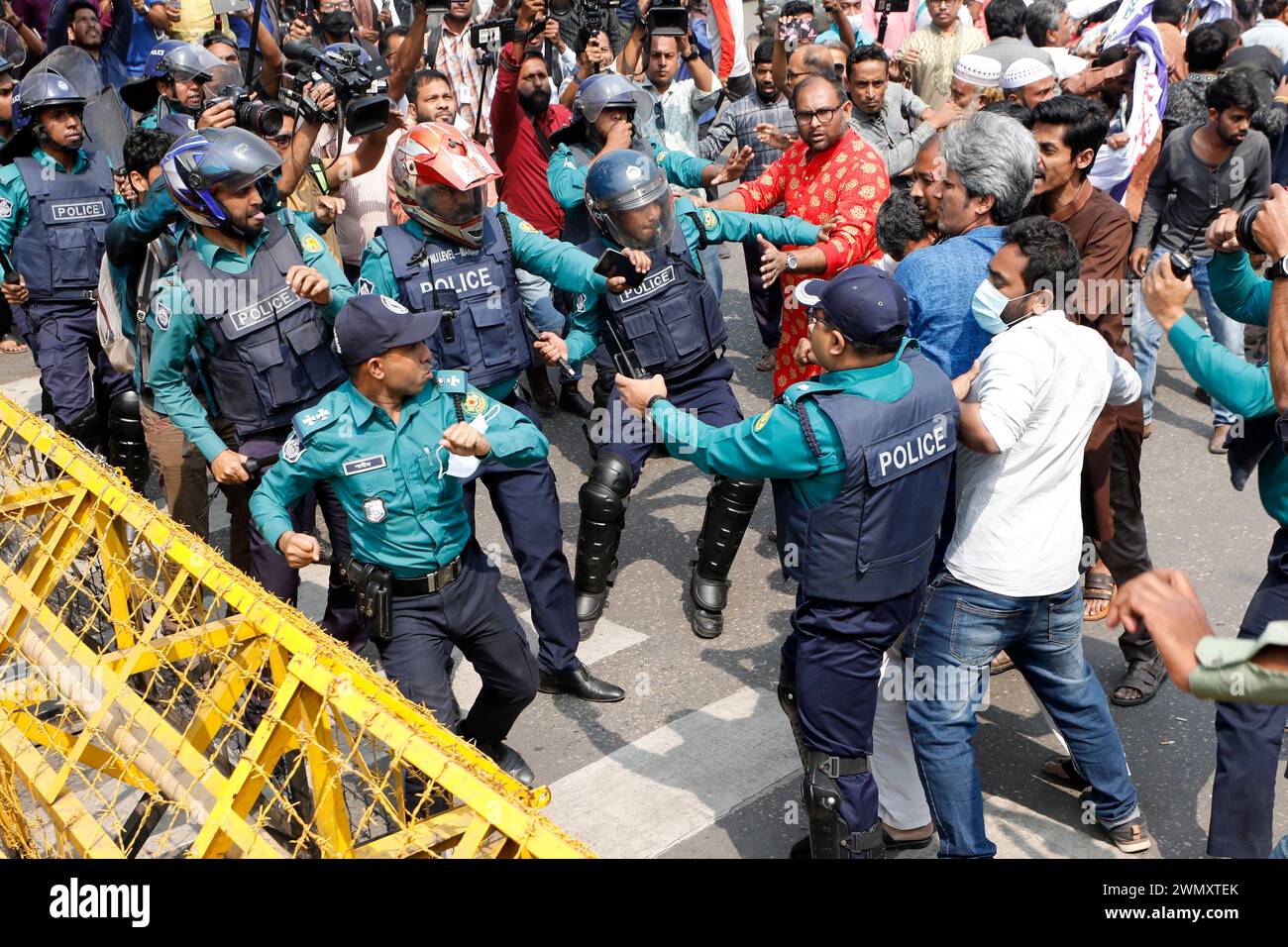 Dhaka, Bangladesh - 28 febbraio 2024: Scoppiò uno scontro tra i due a Gulistan quando il "Ganatantra Manch" marciò dal club stampa al se Foto Stock