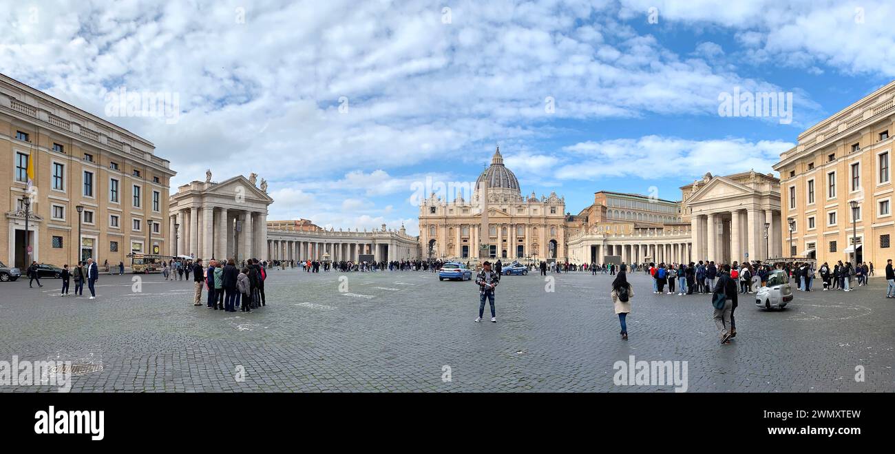 L'immagine grandangolare del Vaticano e di Piazza San Pietro mostra l'intera piazza e la facciata Foto Stock