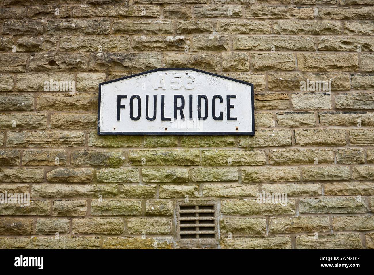 Cartello stradale alla A56 per il villaggio di Foulridge, Lancashire. Foto Stock