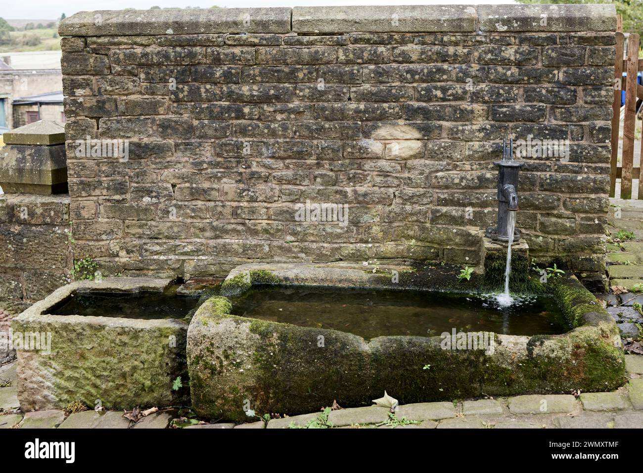 Una riserva d'acqua dolce riempie 2 vaschette di pietra a Foulridge, Lancashire. Foto Stock