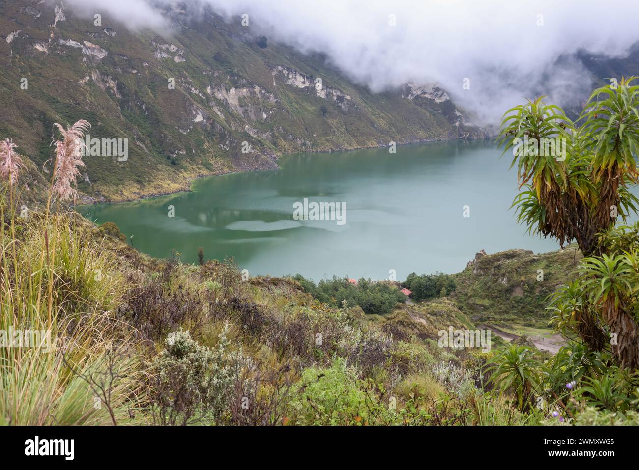 Laguna di Quilotoa Ecuador nel vulcano con acqua turchese. Visita questo bellissimo lago cratere e goditi il viaggio verso queste attrazioni uniche. Foto Stock