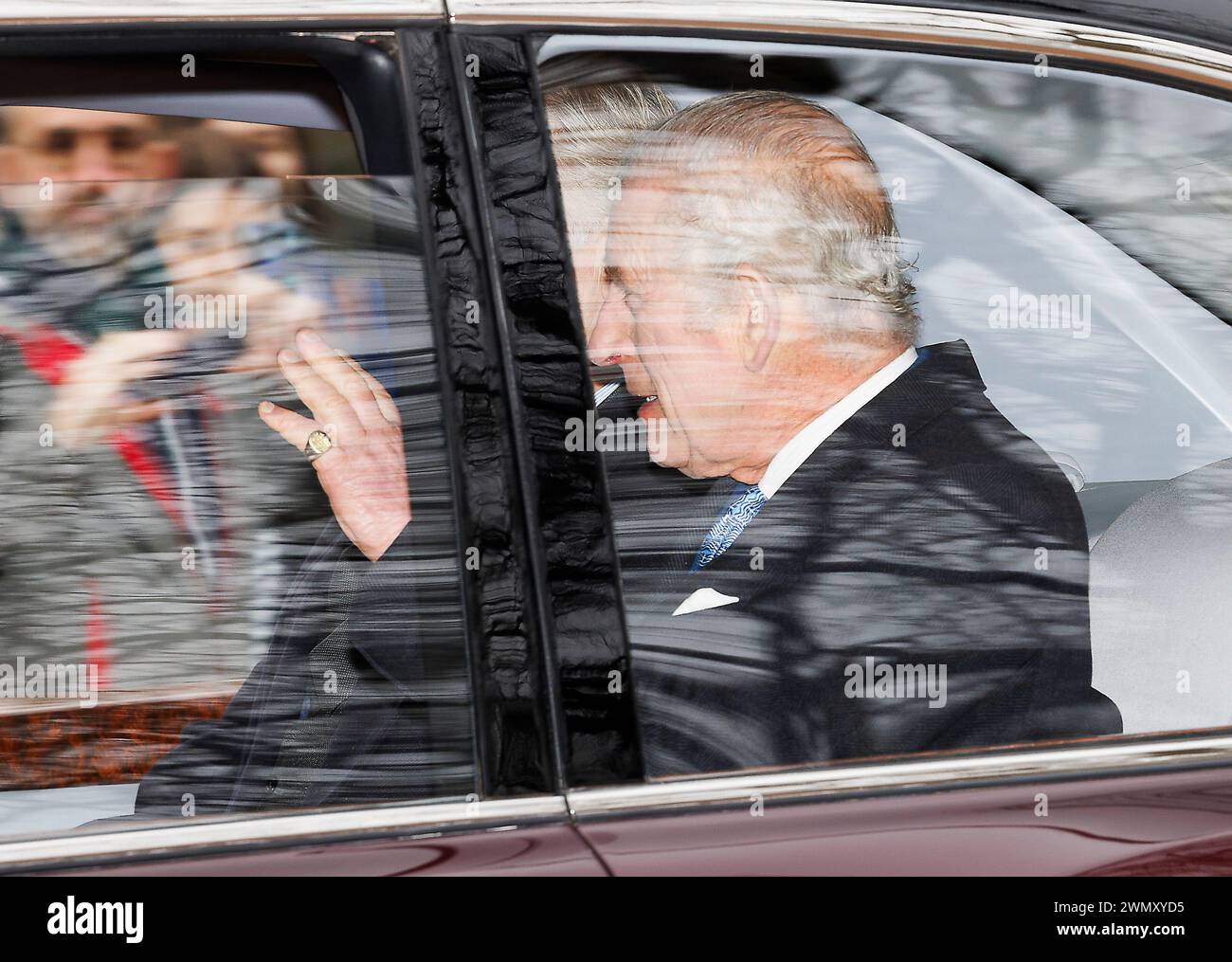 *** TARIFFE ESCLUSIVE *** TARIFFE SPECIALI APPLICABILI *** 28/02/2024. Londra, Regno Unito. Re Carlo III è visto salutare il pubblico mentre lascia Clarence House a Westminster, nel centro di Londra. Re Carlo III, che è attualmente in cura per il cancro, e il principe Guglielmo, ieri hanno perso una cerimonia commemorativa per il defunto re Costantino di Grecia al Castello di Windsor. Foto: Ben Cawthra/Sipa USA **NESSUNA VENDITA nel Regno Unito** Foto Stock