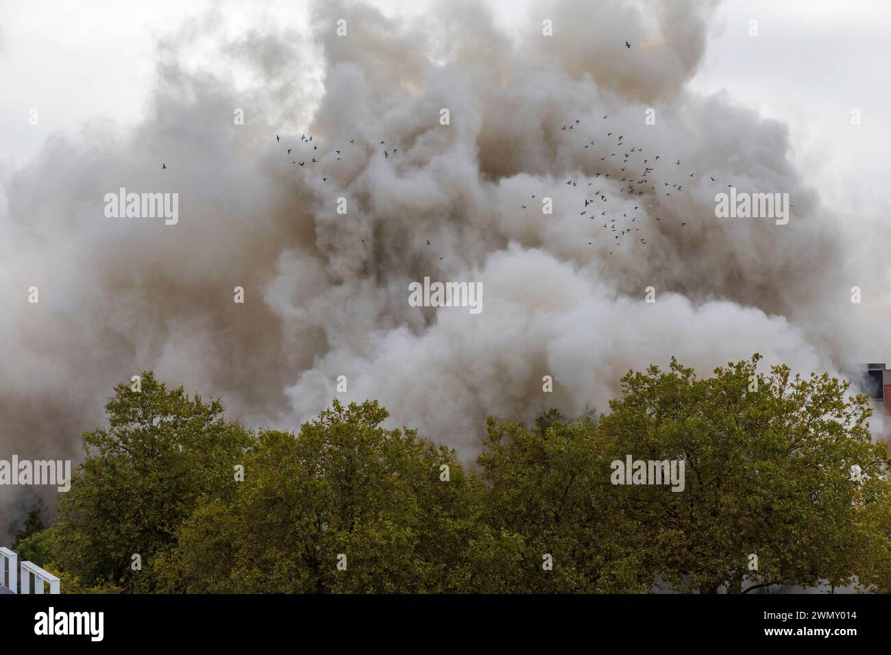 Anche Francia, Loiret (45), Orléans-la-Source, fulmine di un edificio di 17 piani, alto 61 metri, emblematico del quartiere per 53 anni Foto Stock