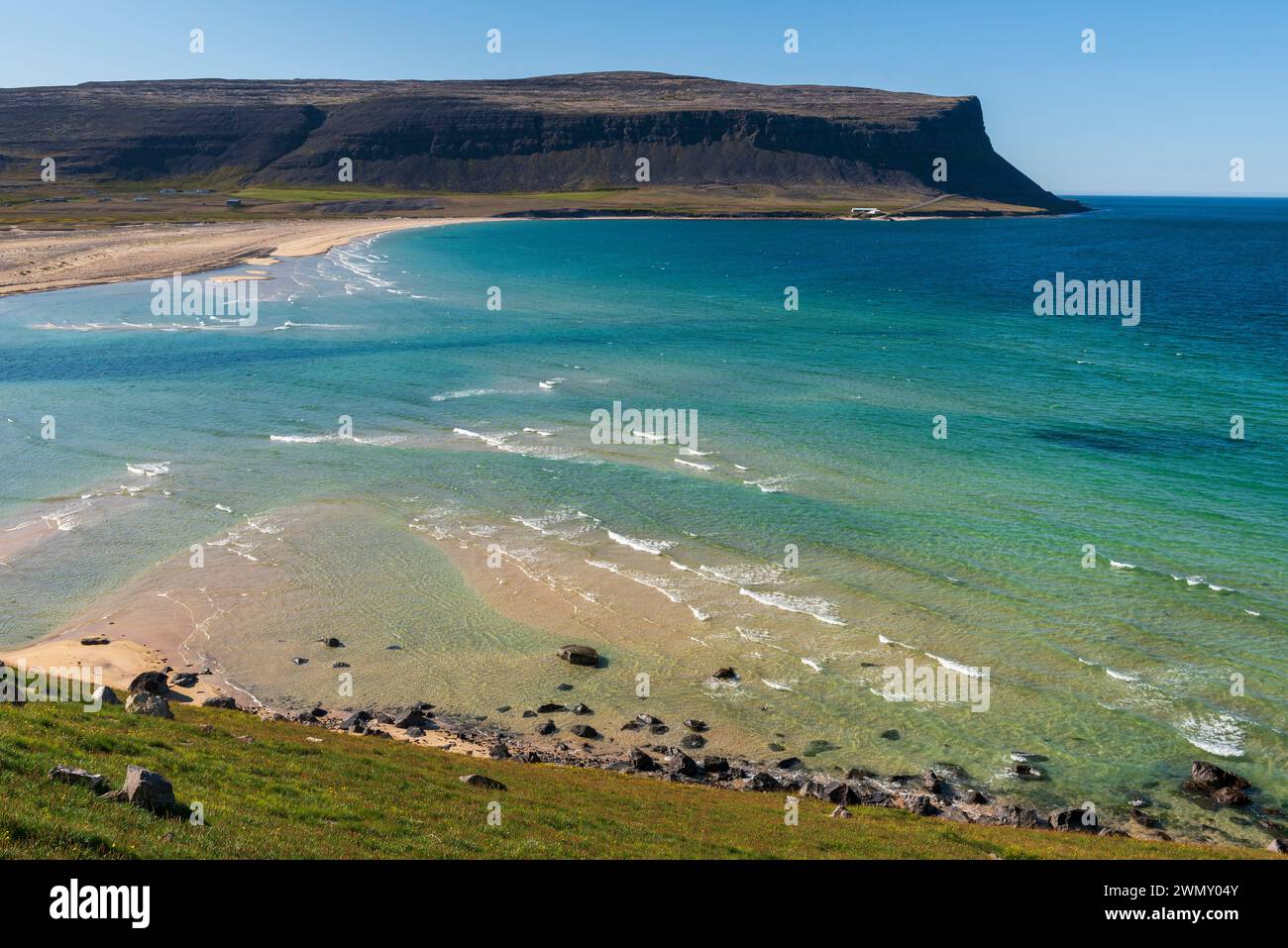 Islanda, Westfjords, regione di Vestfirdir, Patreksfjordur, spiaggia di sabbia Foto Stock