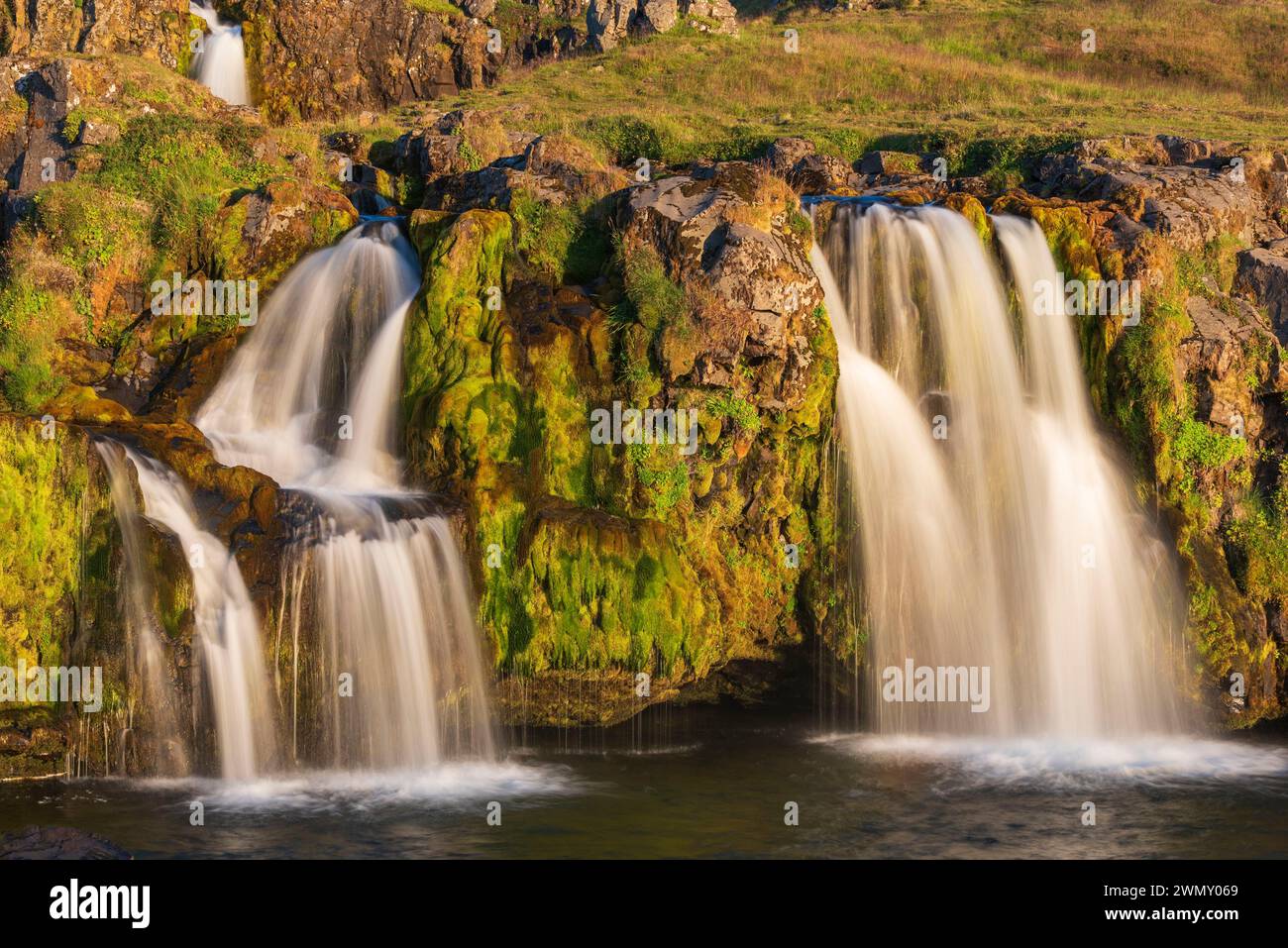 Islanda, Vesturland, penisola di Snaefellsnes, Grundarfjordur, cascata Kirkjufellsfoss e Monte Kirkjufell Foto Stock