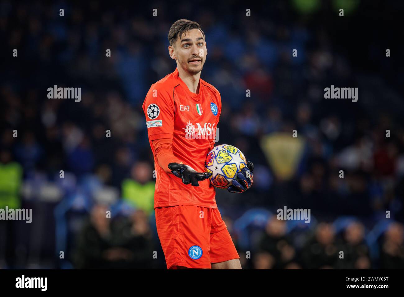 Alex Meret durante la partita di UEFA Champions League 23/24 tra il Napoli e il Barcellona allo Stadio Diego Armando Maradona, Napoli. (Maciej Rogow Foto Stock