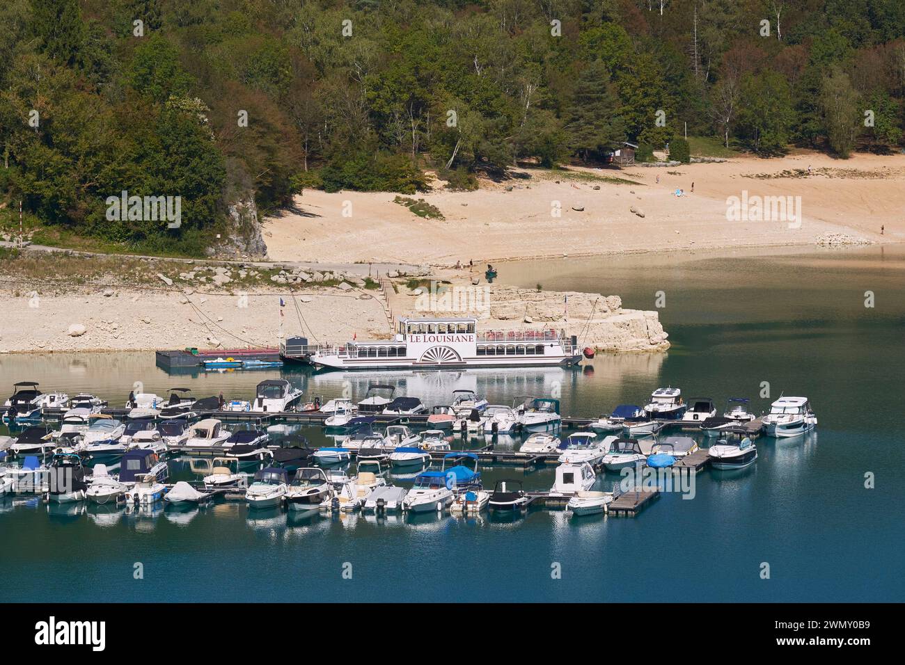 Francia, Giura, la Tour du Meix, Lago Vouglans, Centro ricreativo e spiaggia Surchauffant, una delle quattro aree sviluppate sul lago Foto Stock