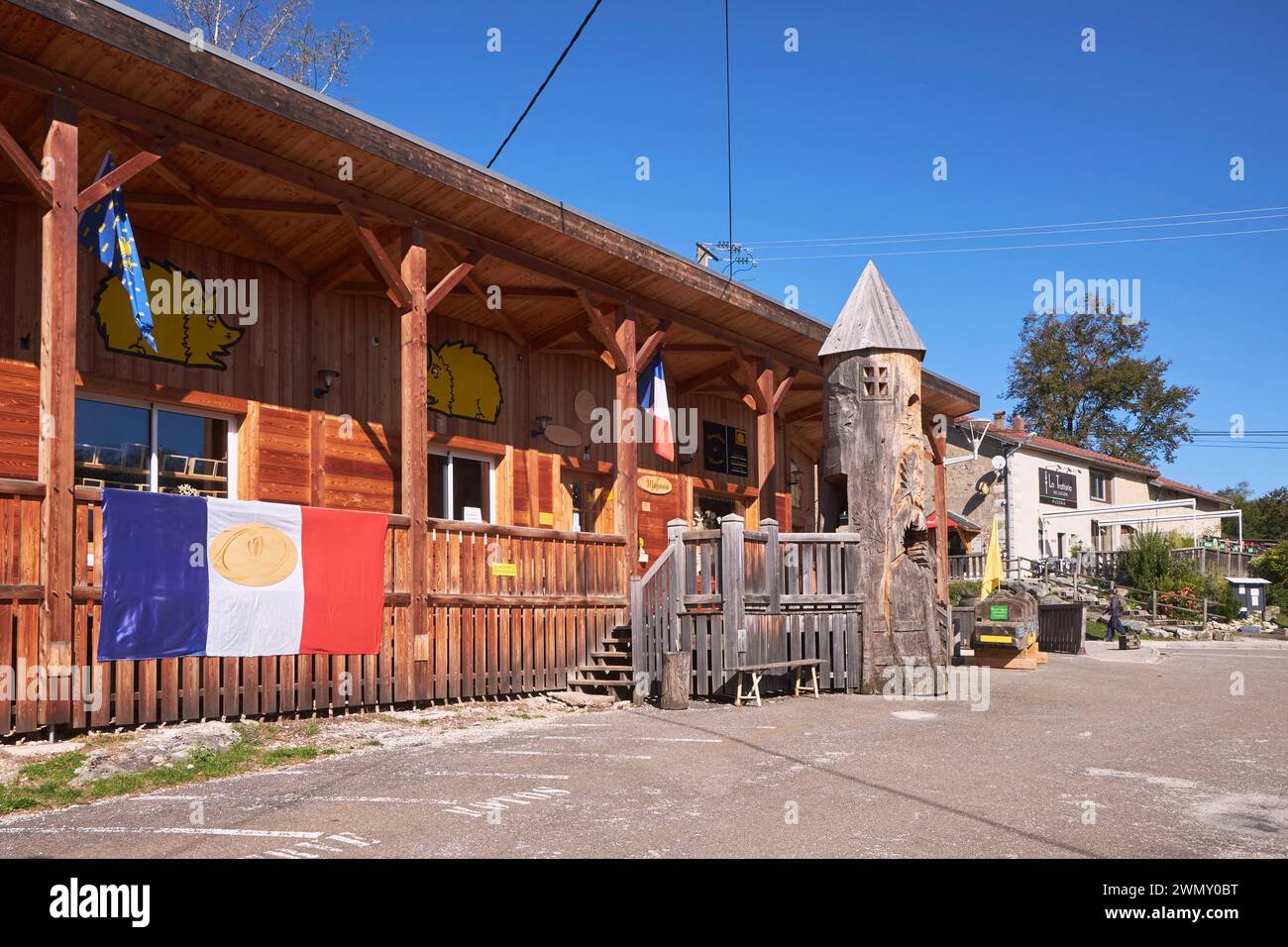 Francia, Giura, le Frasnois, Hameau de la Fromagerie, la Boissellerie du Herisson, negozi di souvenir e specialità, parcheggio gratuito e accesso alle cascate di Herisson Foto Stock